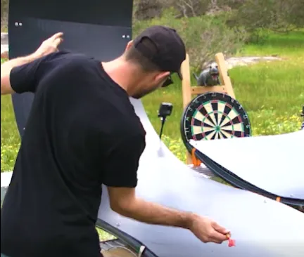VIDEO: So haben Sie vielleicht noch nie einen Pfeil ins Bullseye fliegen sehen