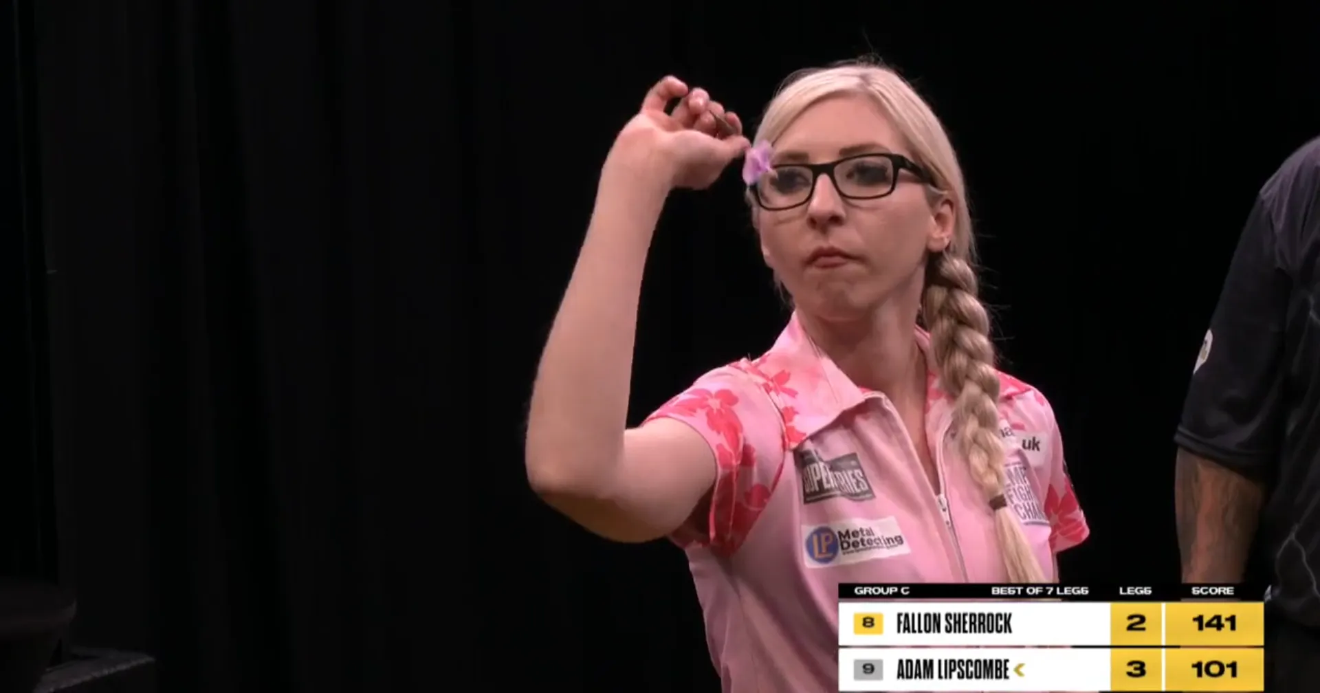 VIDEO: Sherrock schreibt Geschichte mit dem ersten 9-Darter einer Frau im Fernsehen
