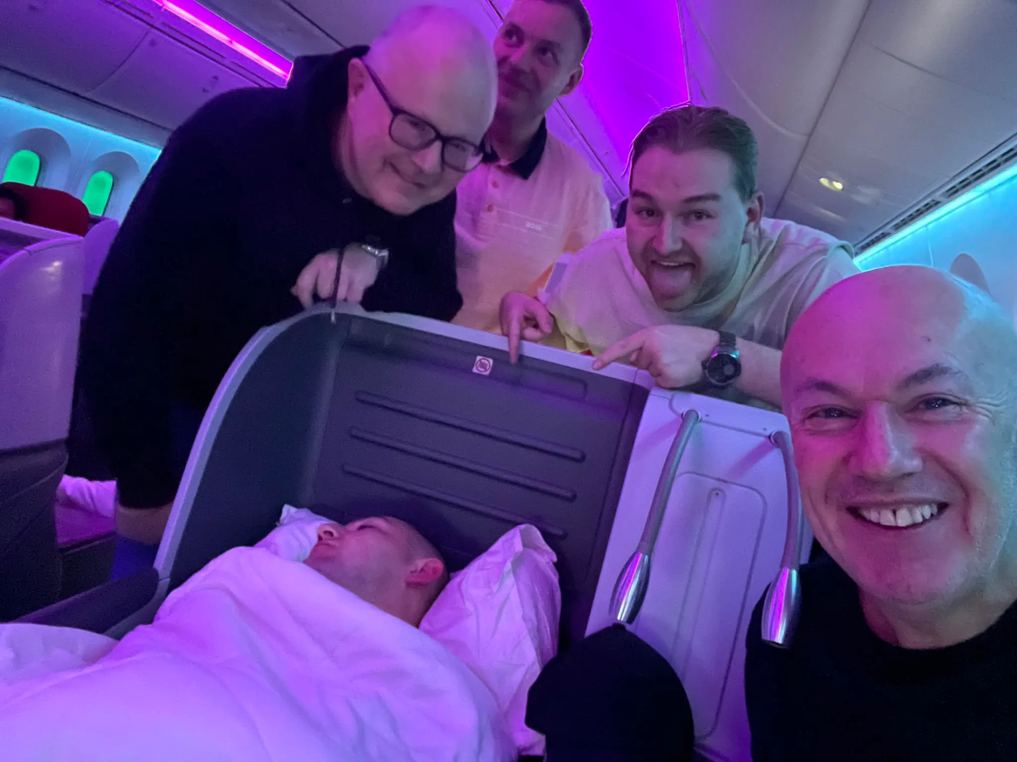 Darts-Berühmtheiten necken schlafenden Aspinall mit heimlichem Foto im Flugzeug