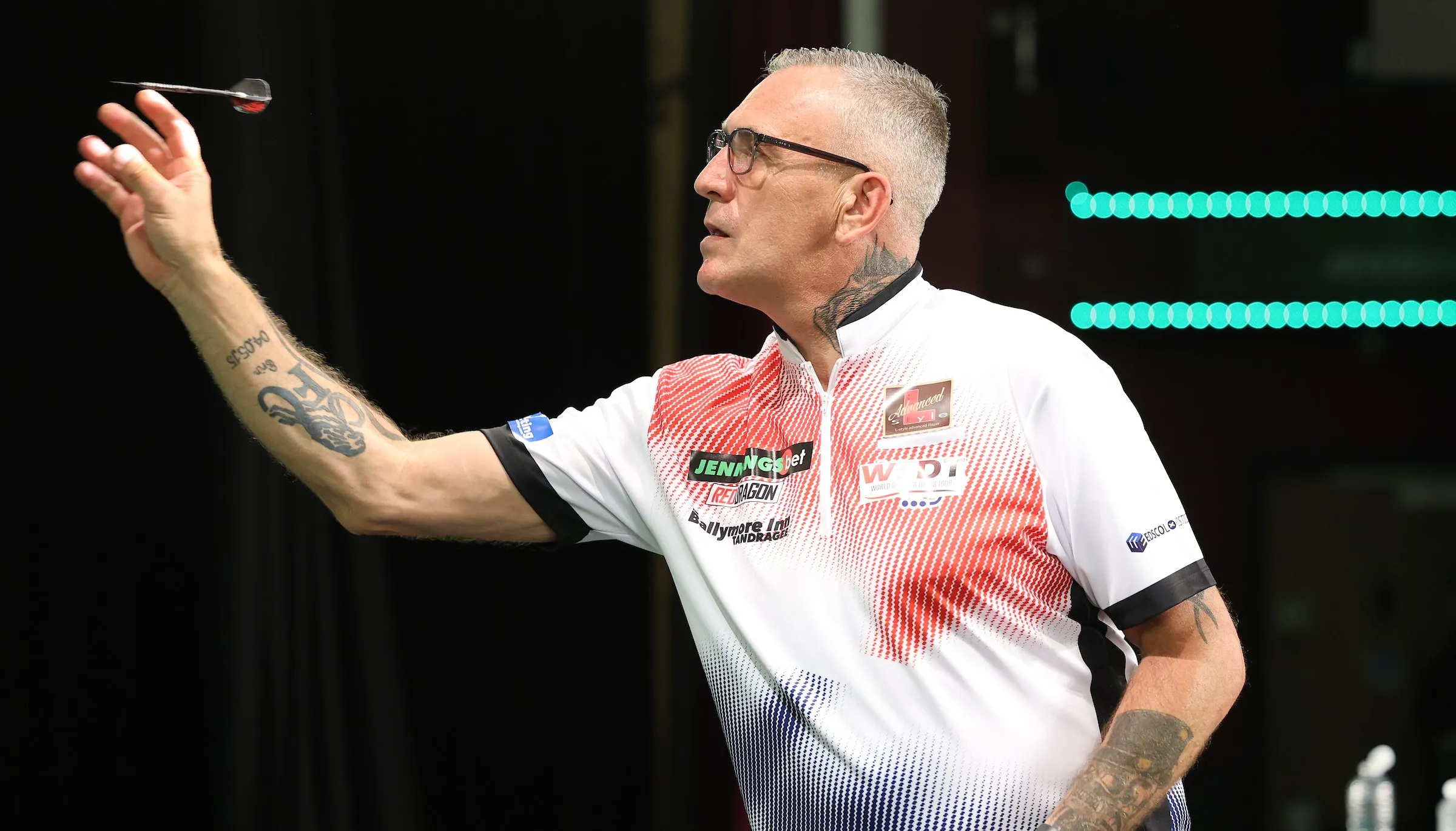 Duff vergleicht die Möglichkeiten auf der Senioren-Tour mit der PDC-Tour für über 50-Jährige: „Ich habe ein Turnier in Blackpool gespielt und tausend Pfund mitgenommen.“