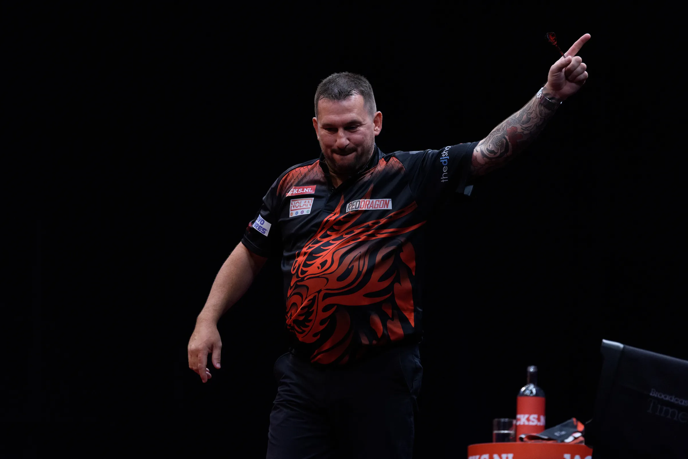 Clayton holt fünf Legs in Folge und besiegt Berry van Peer; großer Sieg für Price beim Grand Slam of Darts
