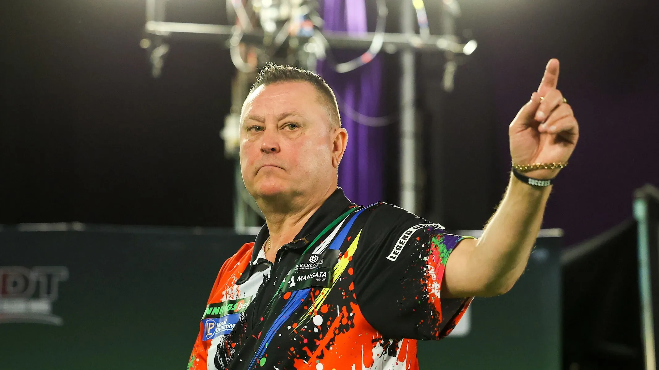 Painter gönnt Hedman nur ein Leg, Gates nach Verlängerung beim World Seniors Matchplay weiter