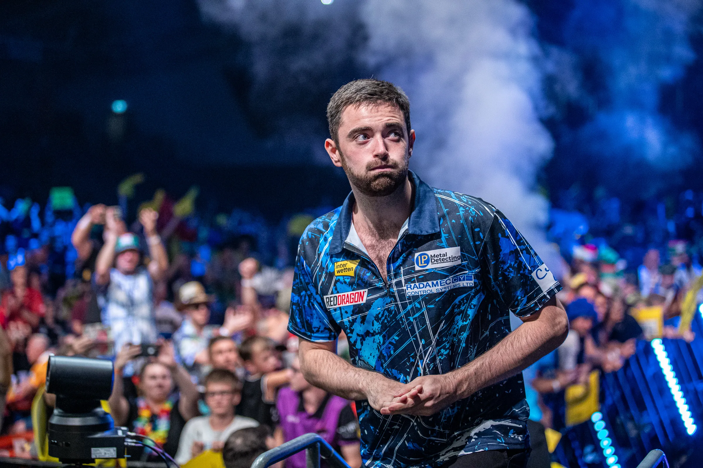 Humphries zieht trotz starker Schulter-und Nackenschmerzen auf Kosten von Schindler ins Viertelfinale der Hungarian Darts Trophy ein