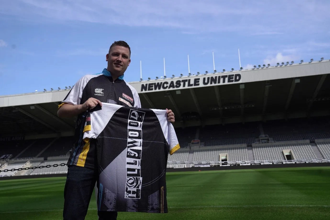 Dobey wird im Stadion von Newcastle United als neuer Target-Spieler vorgestellt