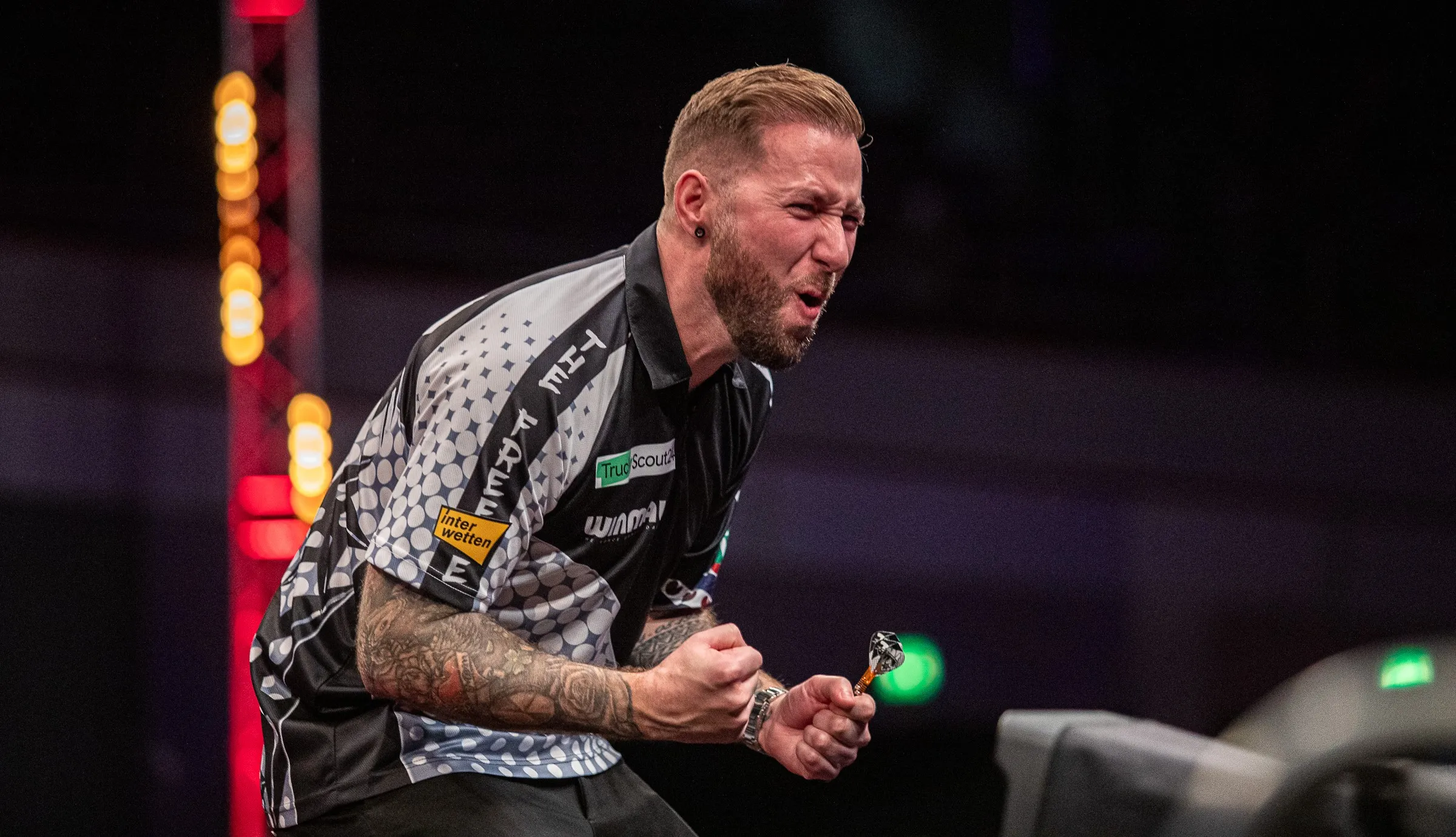 Danny Noppert besiegt Andrew Gilding und steht in der zweiten Runde des Grand Slam of Darts, Dobey setzt sich gegen van Peer durch