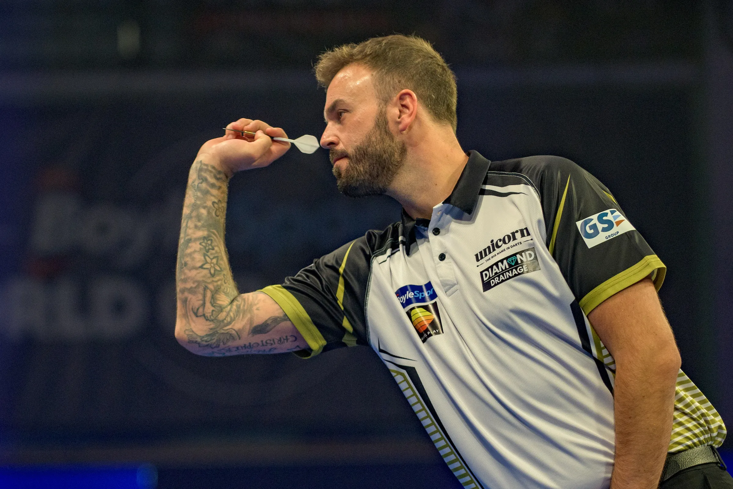 "Ich habe mich da oben nicht wohl gefühlt, ich glaube, Jonny auch nicht" - Ross Smith schockt Jonny Clayton und gewinnt in einem "seltsamen Spiel" beim World Grand Prix in zwei Sätzen