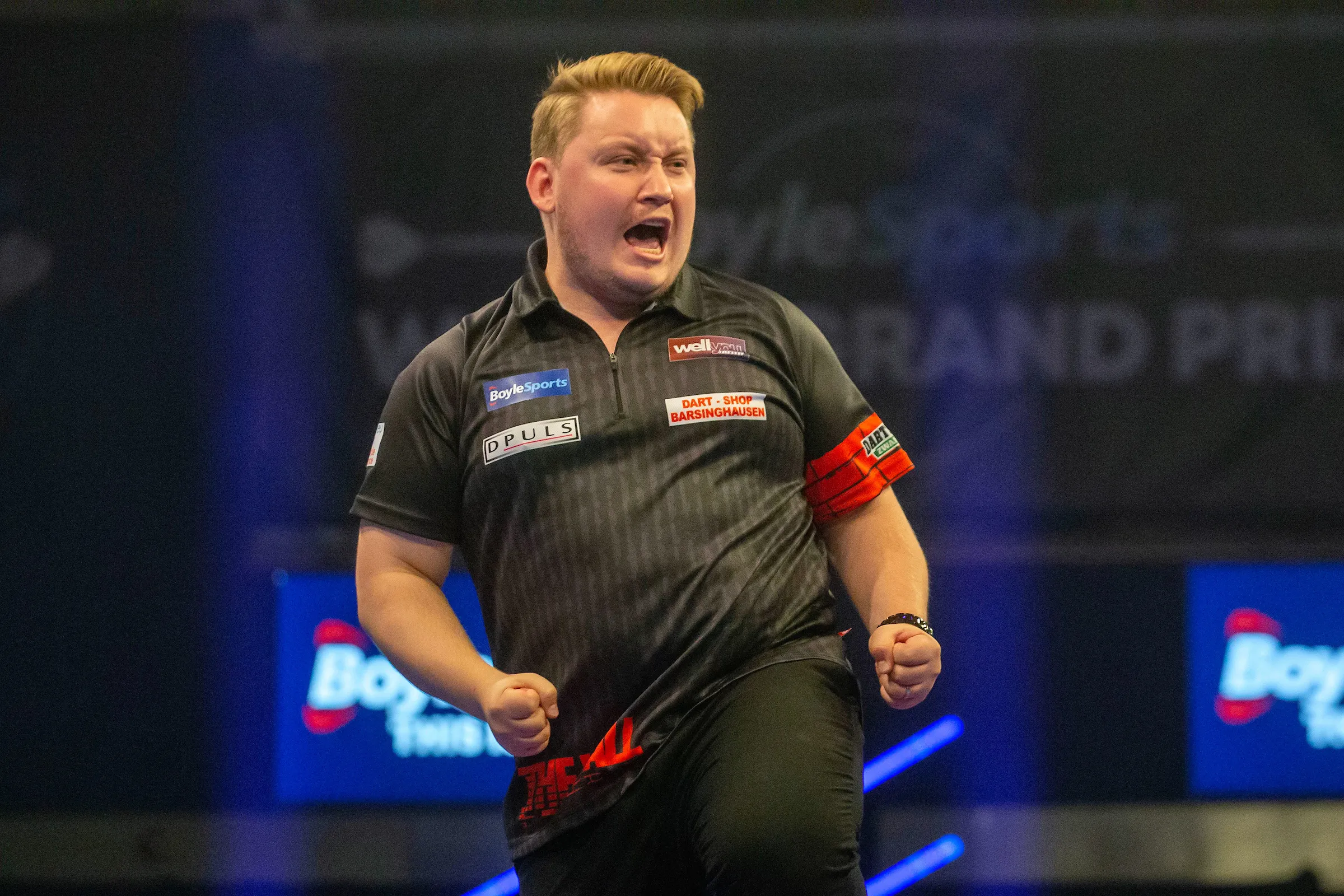 Martin Schindler besiegt Jermaine Wattimena und steht in der dritten Runde der Darts WM