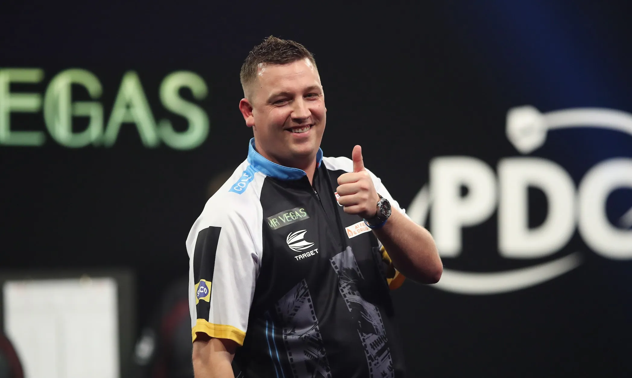 Chris Dobey holt sich nach seinem Finalsieg über Cameron Menzies seinen fünften PDC-Titel
