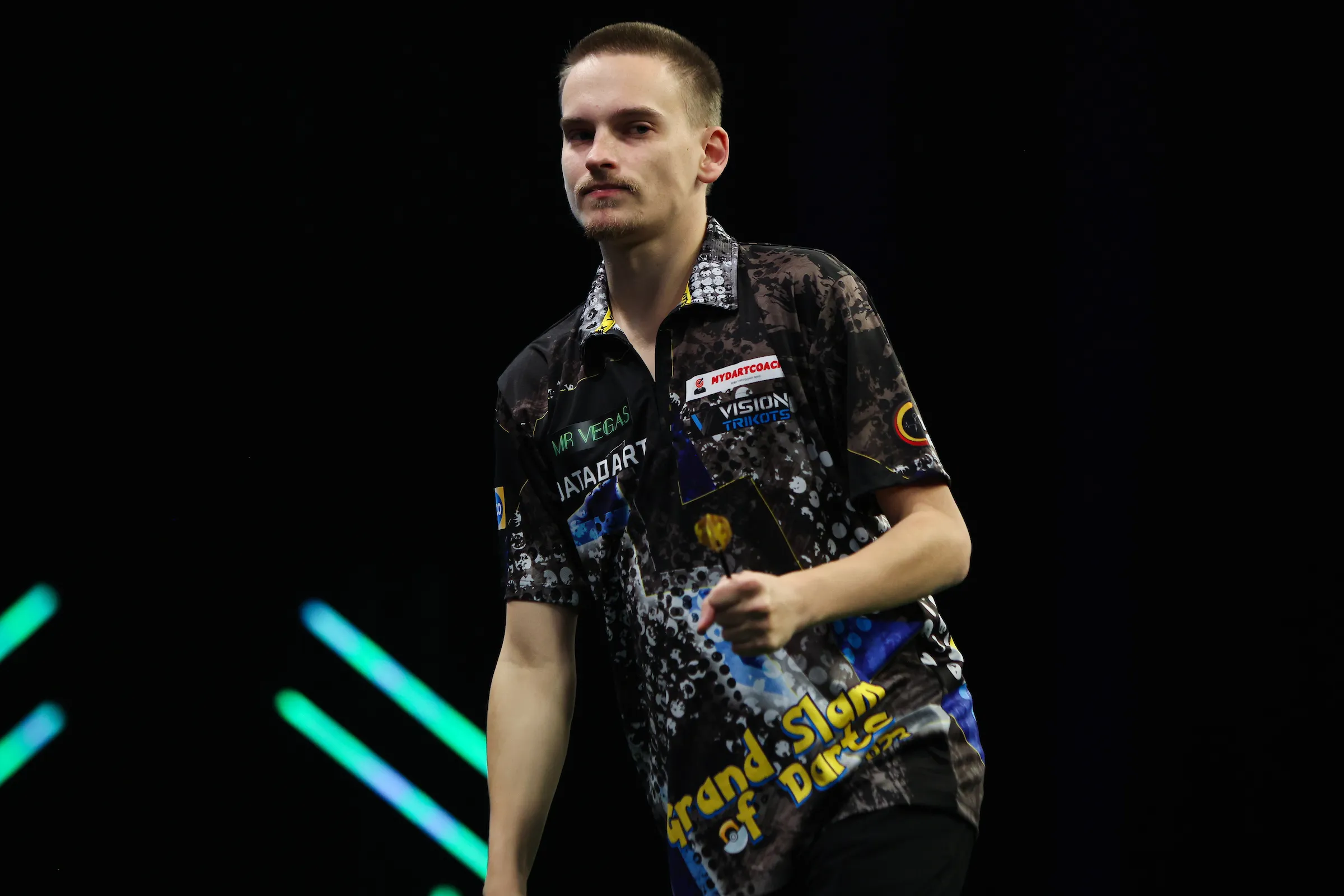 Ricardo Pietreczko unterliegt in seinem zweiten Groppenmatch Beau Greaves; Price liefert eine tolle Show ab und steht als erster Spieler in der K.o.-Phase des Grand Slam of Darts