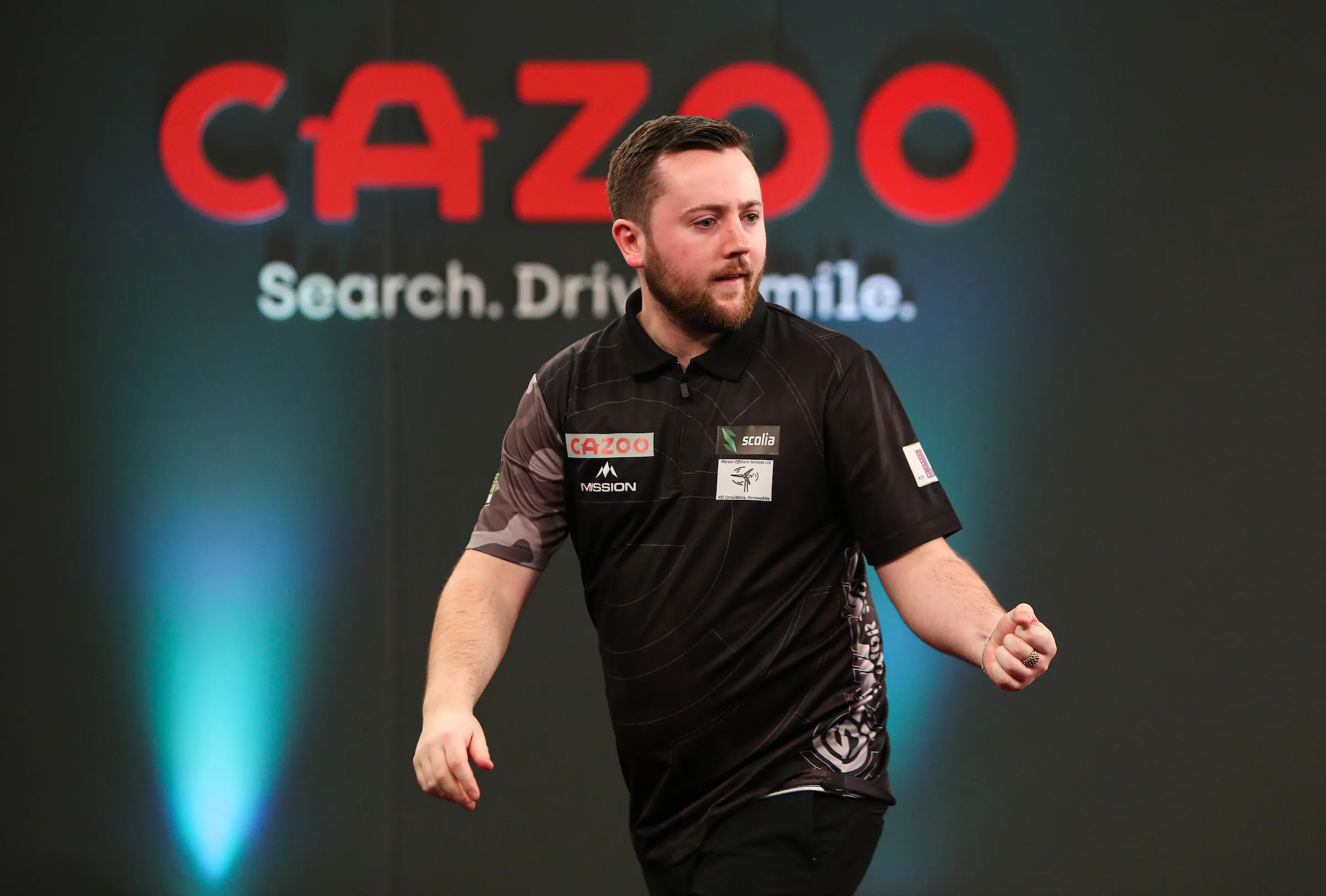 Stark spielender Connor Scutt gewinnt bei WM of Darts in drei Sätzen gegen den polnischen Qualifikanten