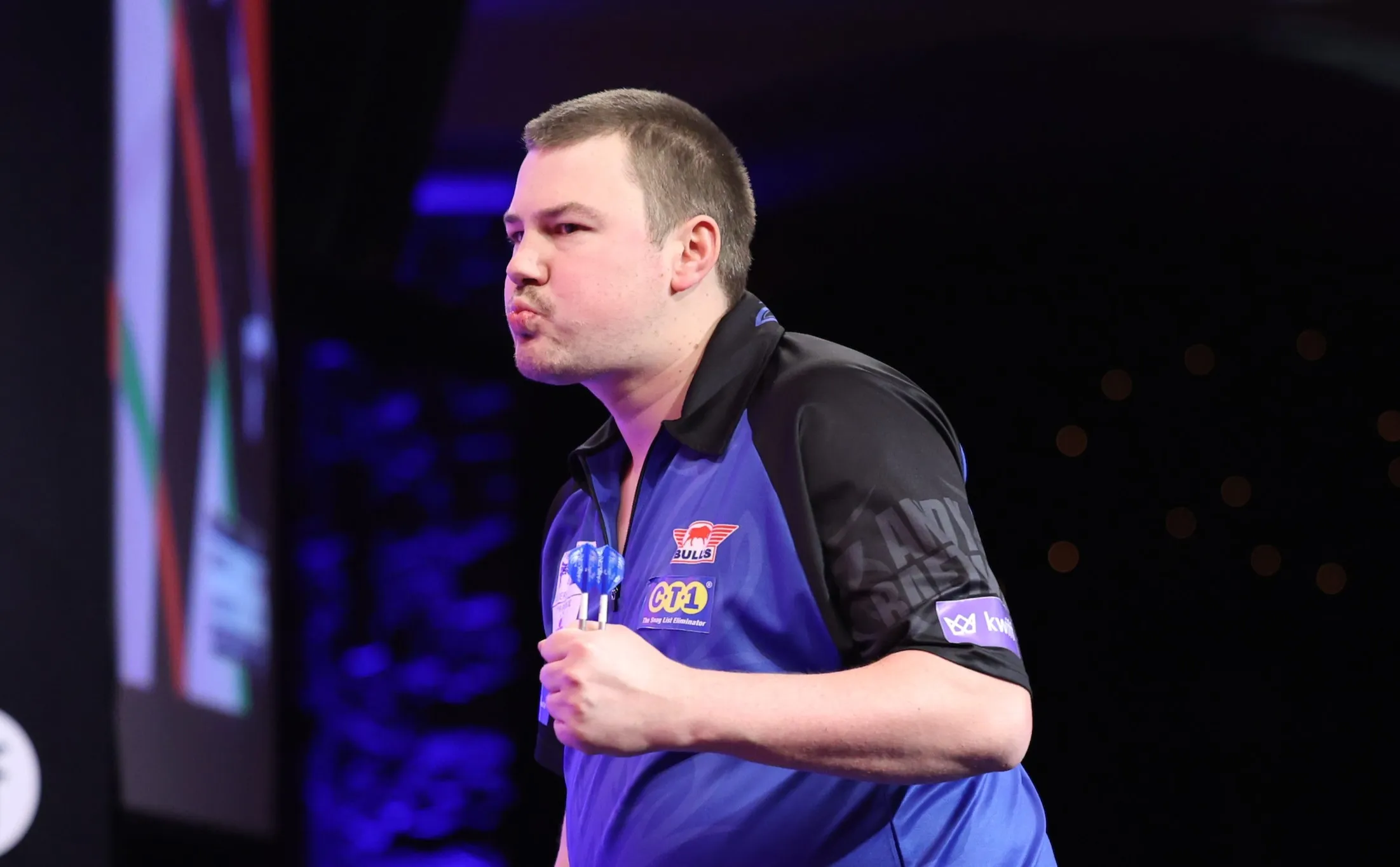 Andy Baetens beeindruckt beim Start im Lakeside und erreicht souverän das Viertelfinale