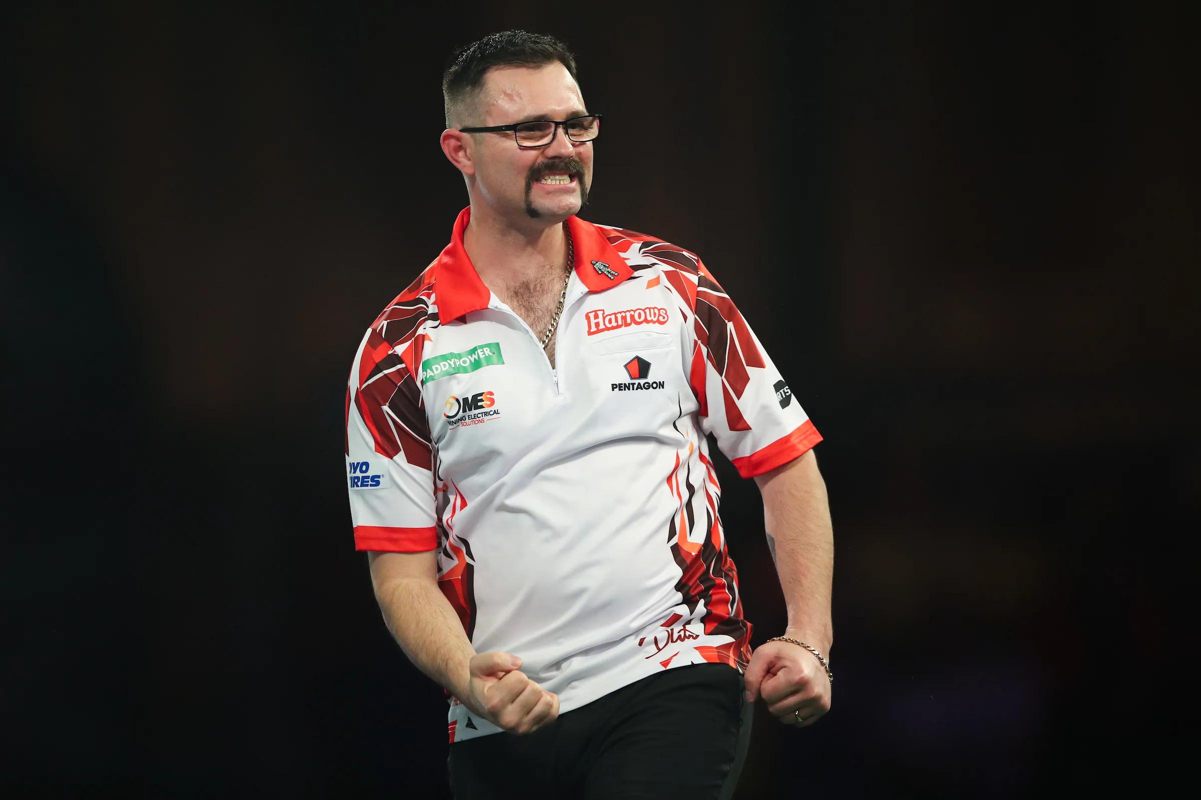 Damon Heta zieht nach einem spannenden Sieg über Berry van Peer in die Runde der letzten 16 bei der Darts WM ein