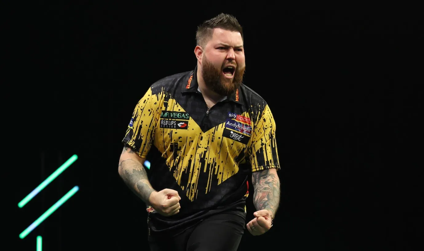 Amtierender Weltmeister Michael Smith krabbelt bei der Darts WM gegen Kevin Doets durch das Nadelöhr