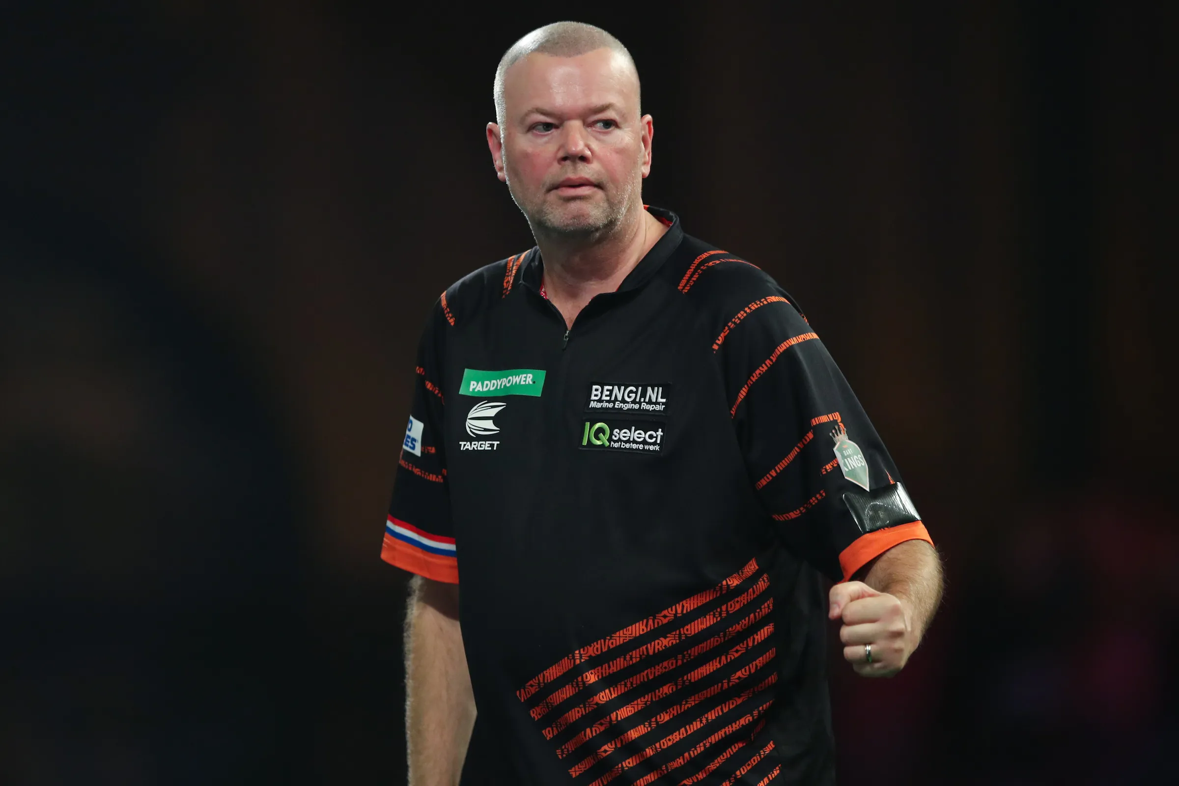 Raymond van Barneveld nach großem Kampf im Achtelfinale der Darts WM
