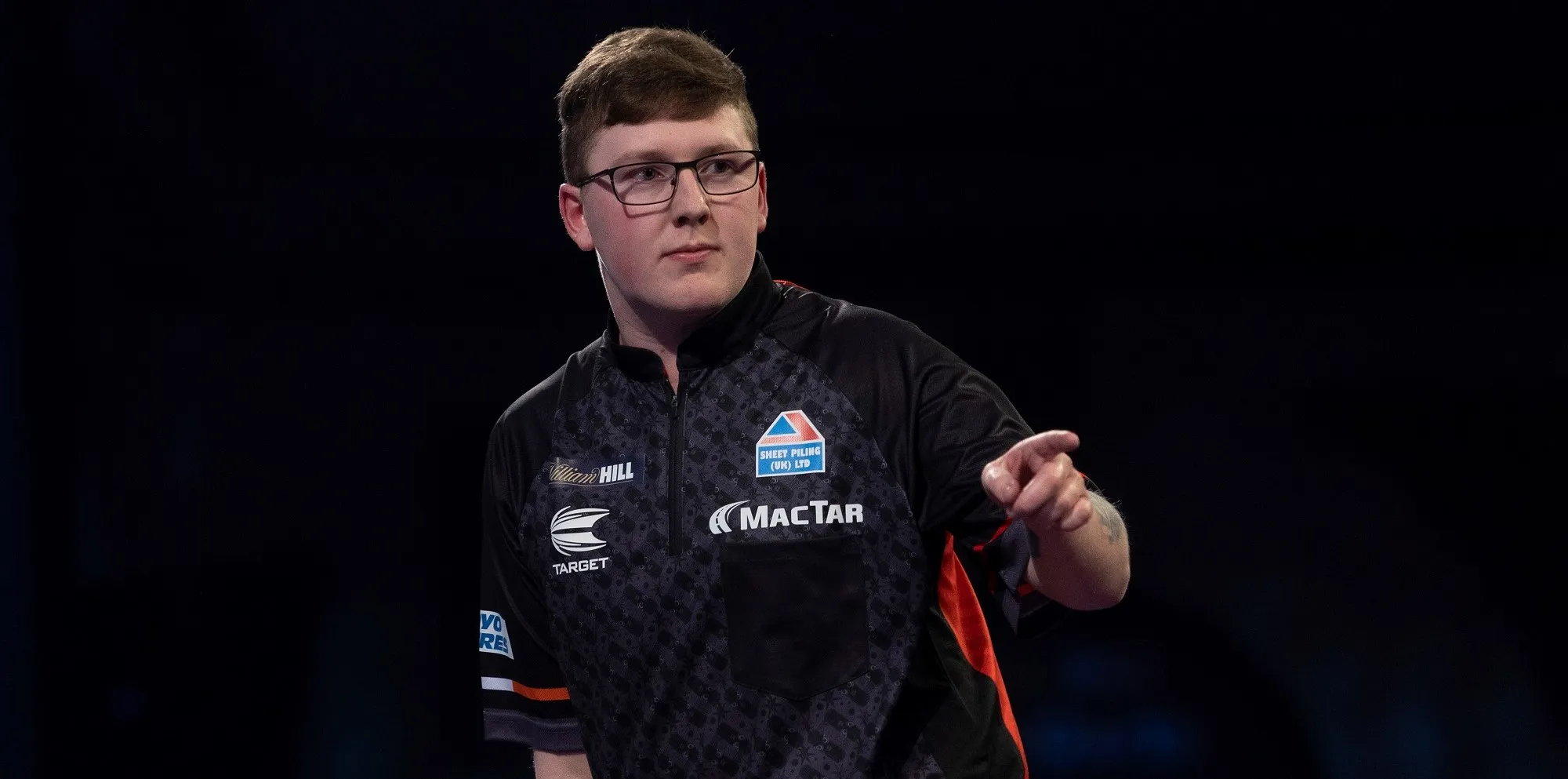 Keane Barry wird nach seinem Sieg über Reynaldo Rivera Michael van Gerwens Gegner bei der World Darts Championship