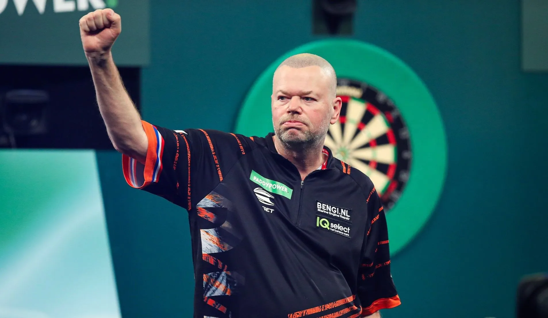 Van Barneveld zieht auf Kosten von Suljovic in die zweite Runde der Players Championship 4 ein; Clemens frühzeitig ausgeschieden, Schindler weiter