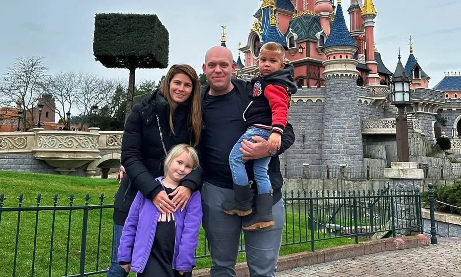 Michael van Gerwen genießt den Besuch im Disneyland Paris mit seiner Familie