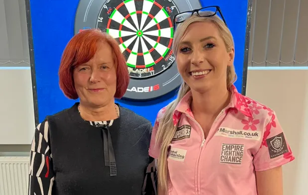 Besonderes Treffen für Fallon Sherrock bei der Darts-Gala in Frankfurt