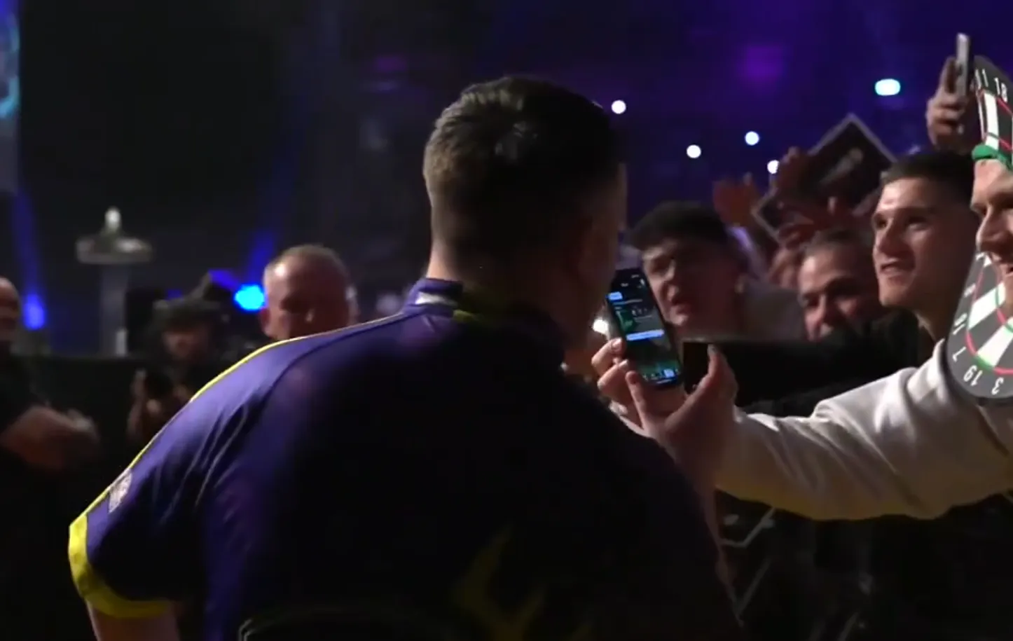VIDEO: Luke Littler öffnet das FIFA-Paket während seines Einsatzes in der Premier League Darts