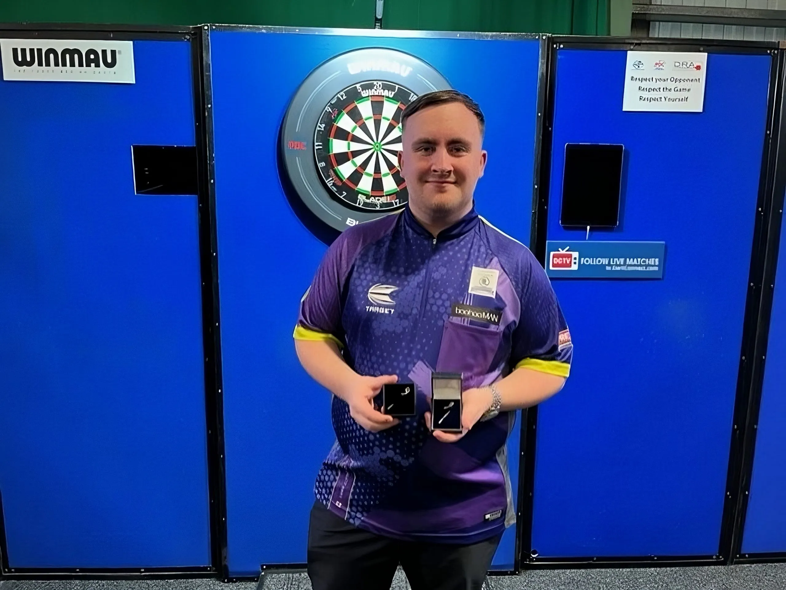 Luke Littler erhält zwei Anstecknadeln, nachdem er zwei 9-Darter geworfen hat