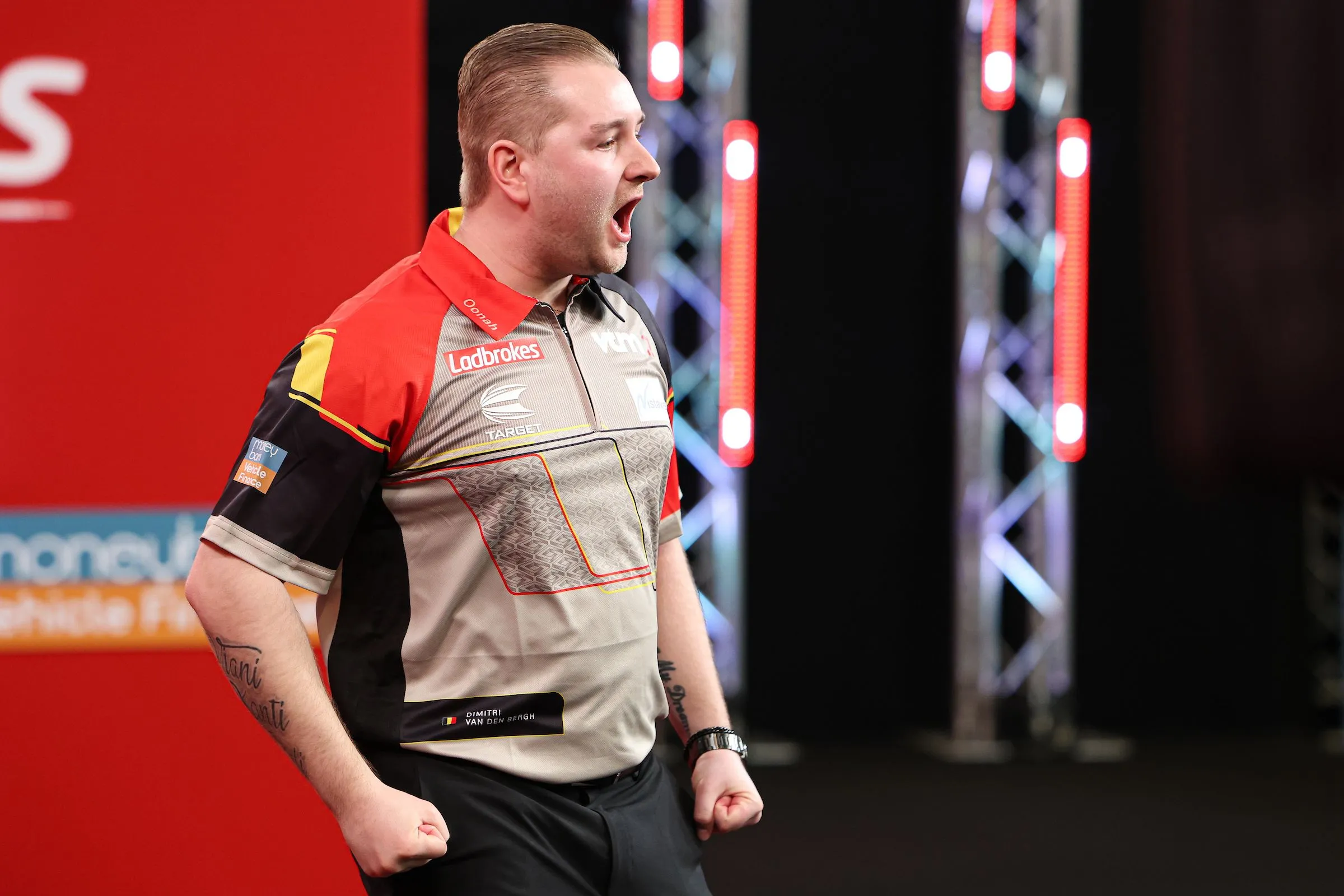 Dimitri Van den Bergh holt sich den Titel bei den UK Open nach einem Thriller gegen Luke Humphries
