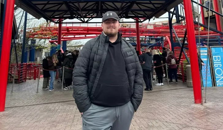 Luke Littler löst sein Versprechen ein und geht mit seinen Freunden in den Vergnügungspark in Blackpool