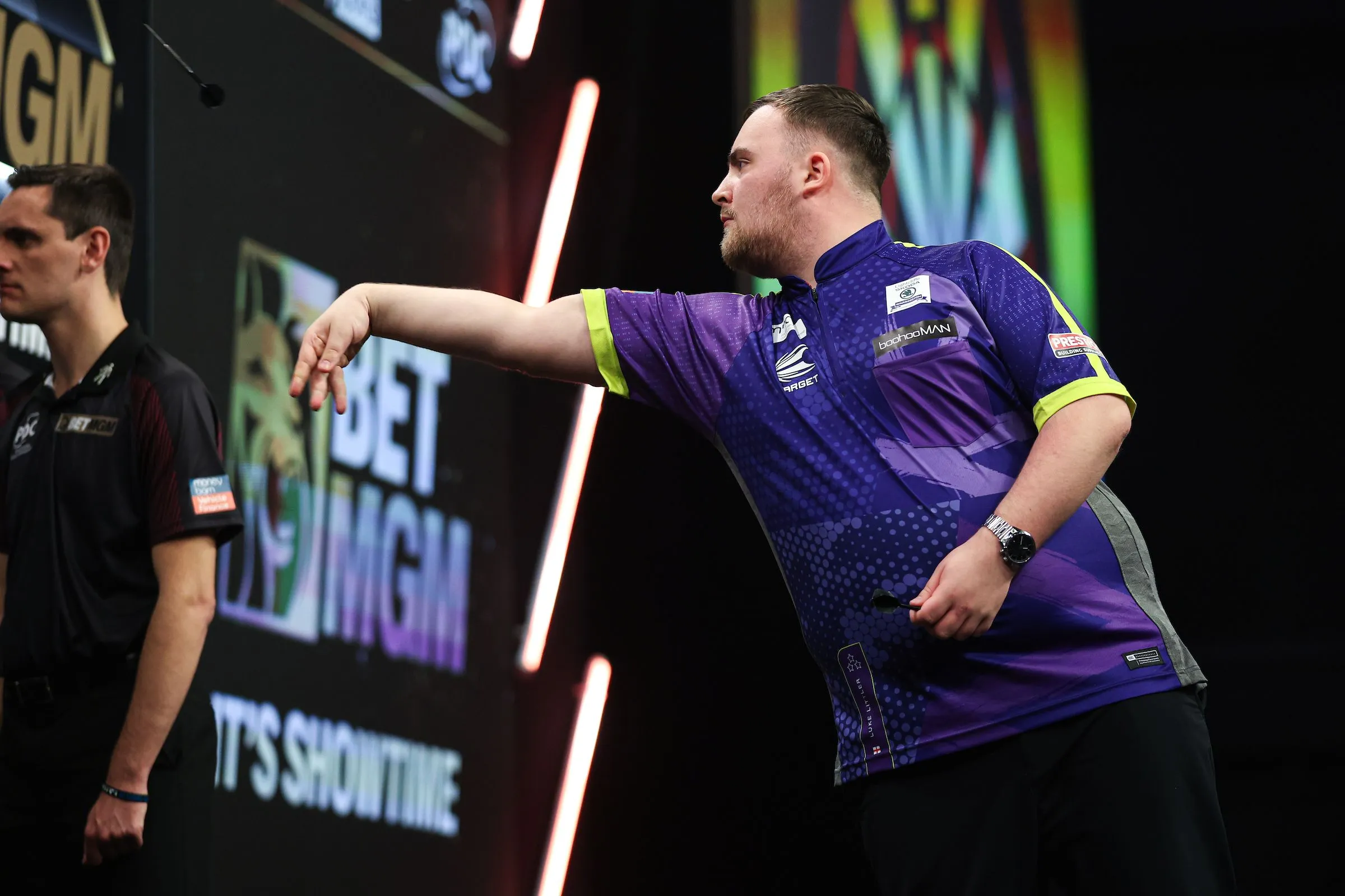Tabelle der Premier League Darts 2024: Littler fast sicher in den Playoffs