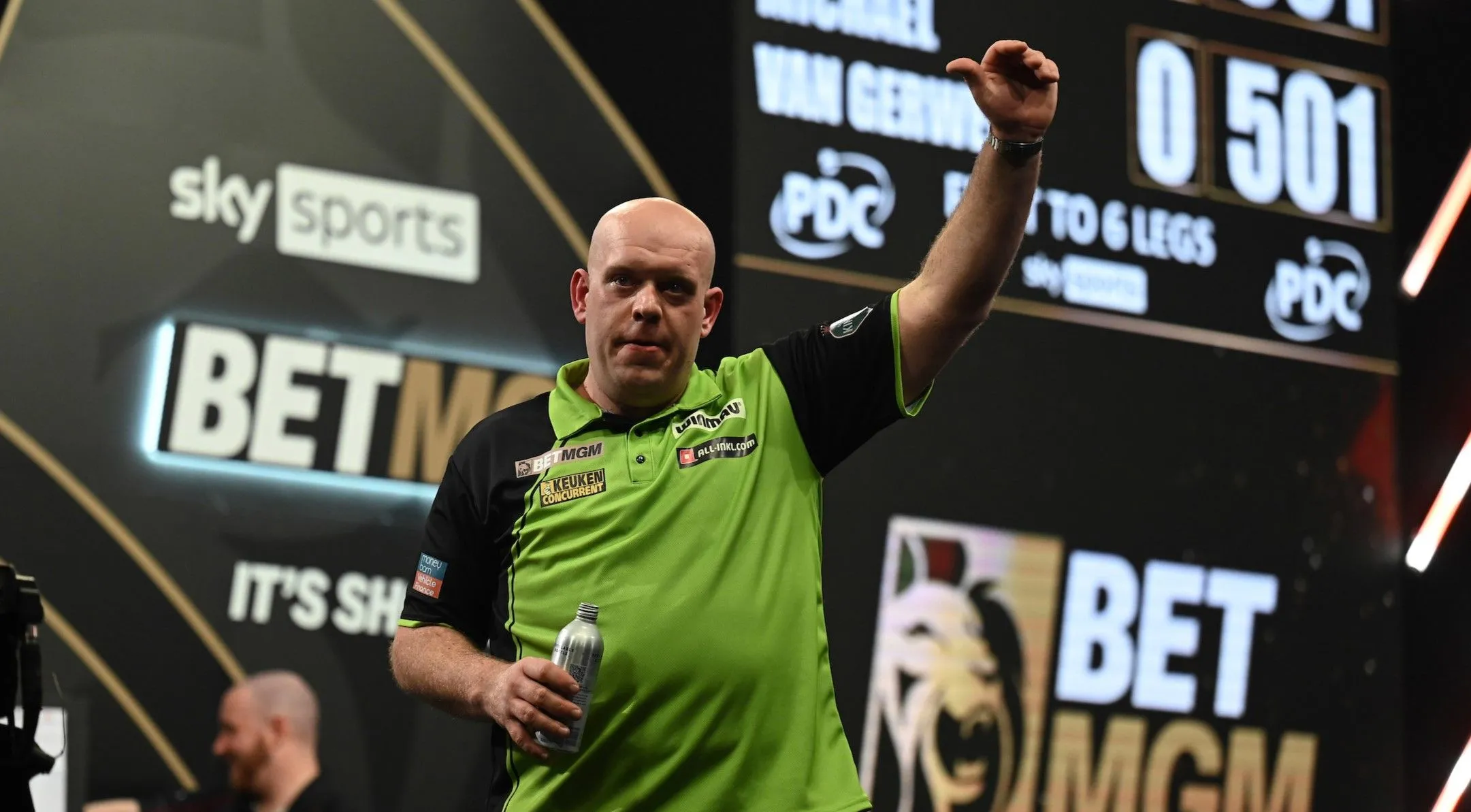 Michael van Gerwen besiegt Michael Smith und wird im Finale von Birmingham auf Luke Littler treffen