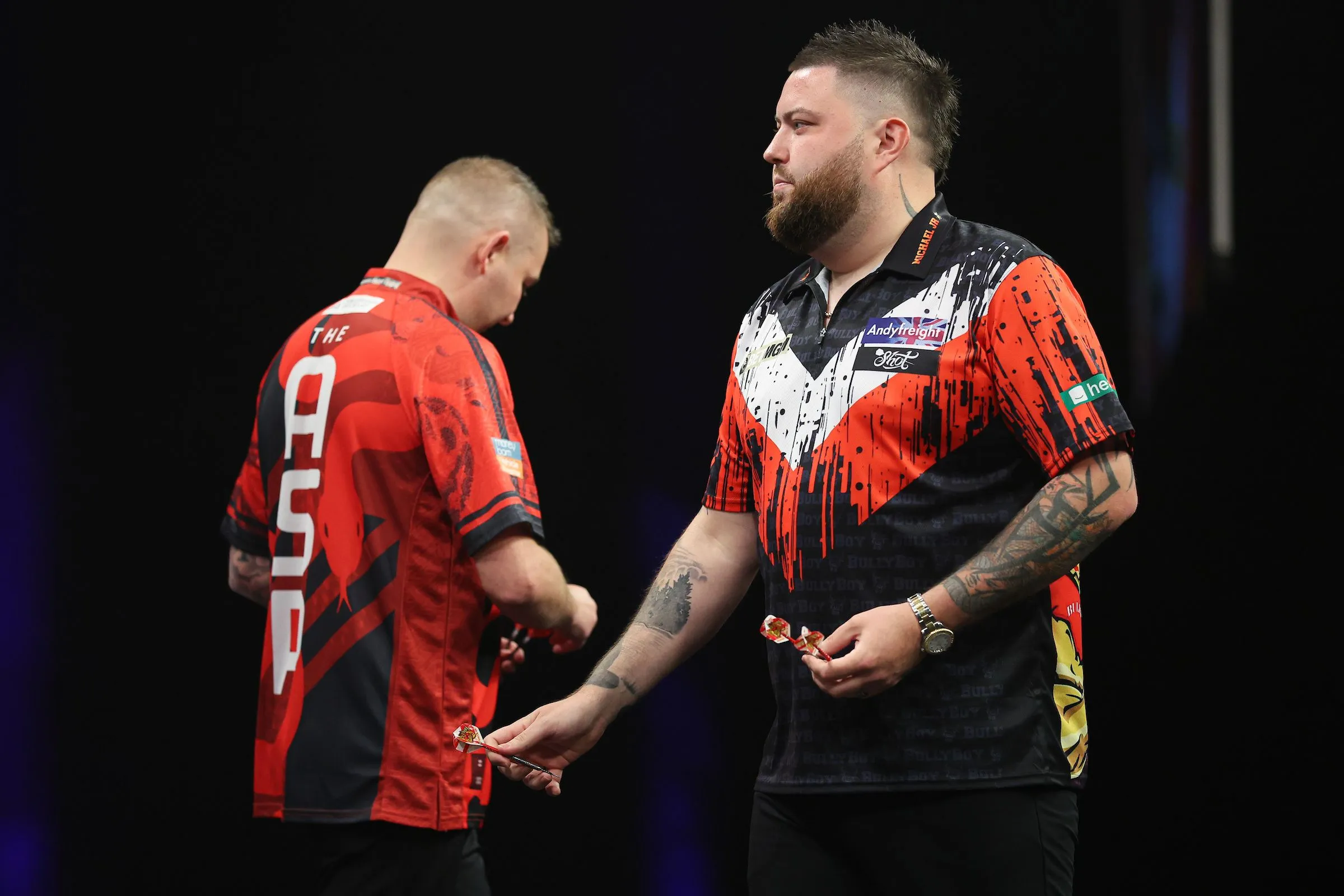 Michael Smith holt sich den letzten Playoff-Platz, Luke Littler sichert sich die Tabellenführung der Premier League Darts 2024