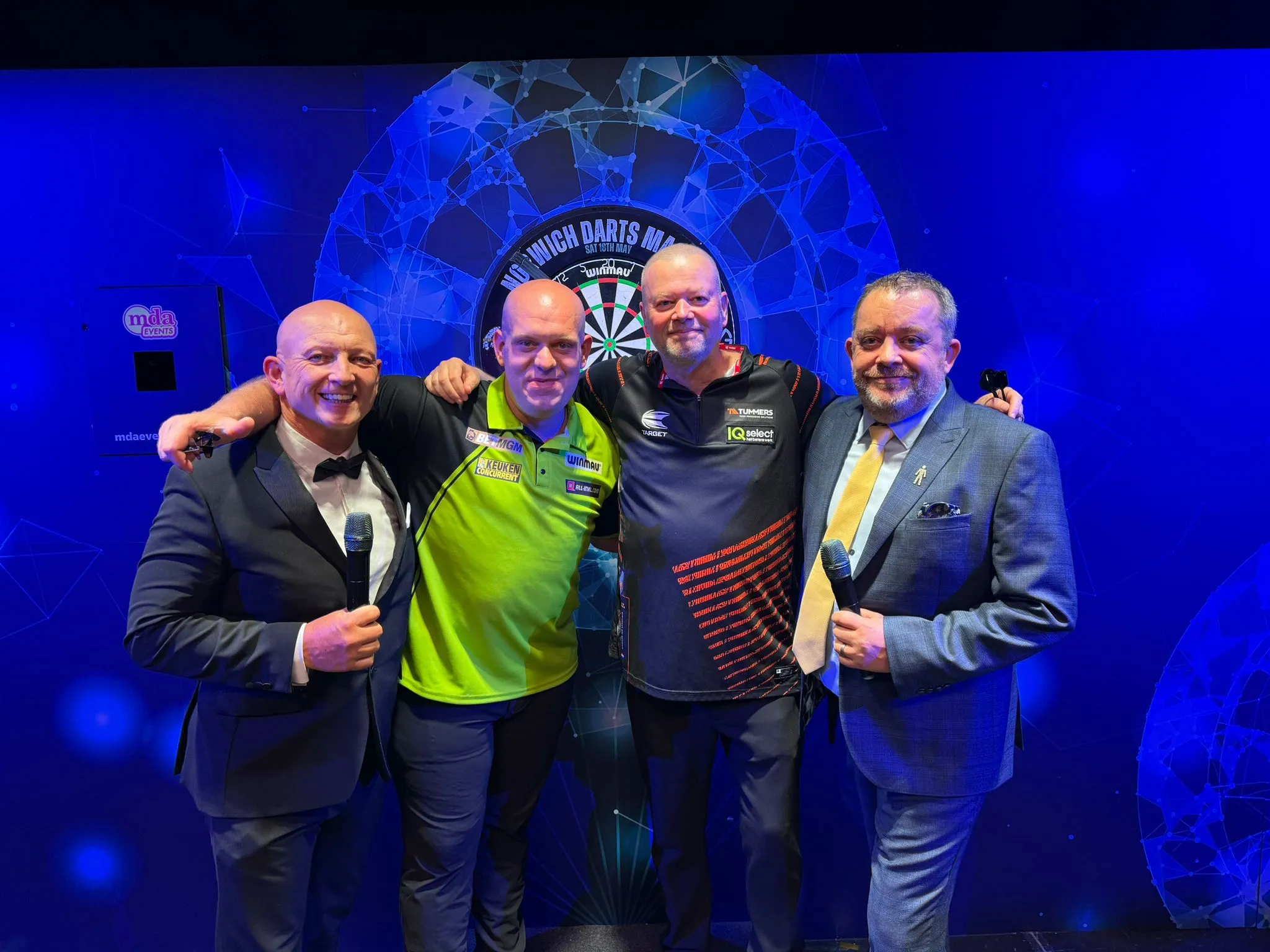 Michael van Gerwen besiegt Raymond van Barneveld bei spektakulärem Exhibition-Match in Norwich