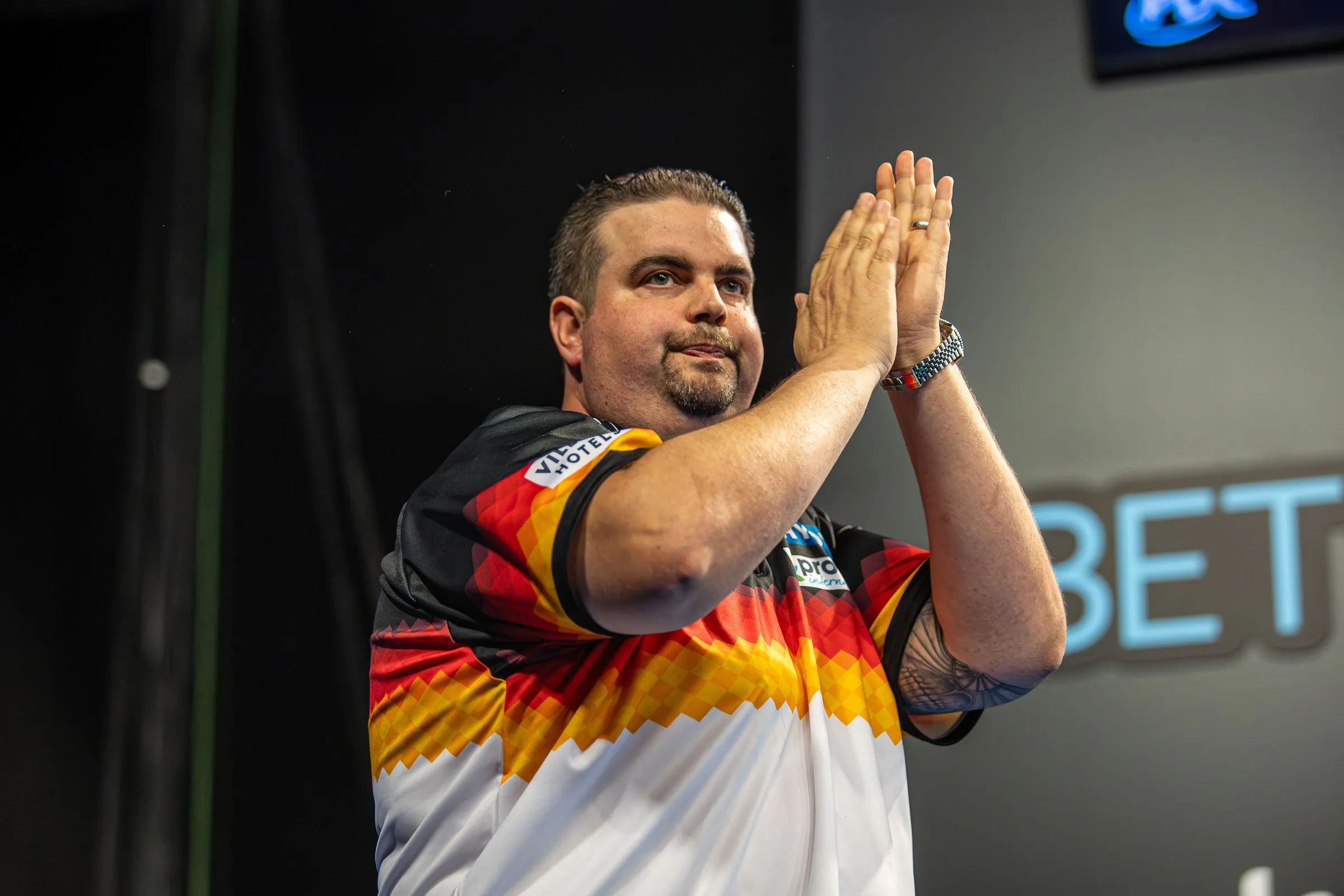Spielplan Freitagabend beim World Cup of Darts 2024: Deutschland, Österreich und die Schweiz kämpfen um das Weiterkommen