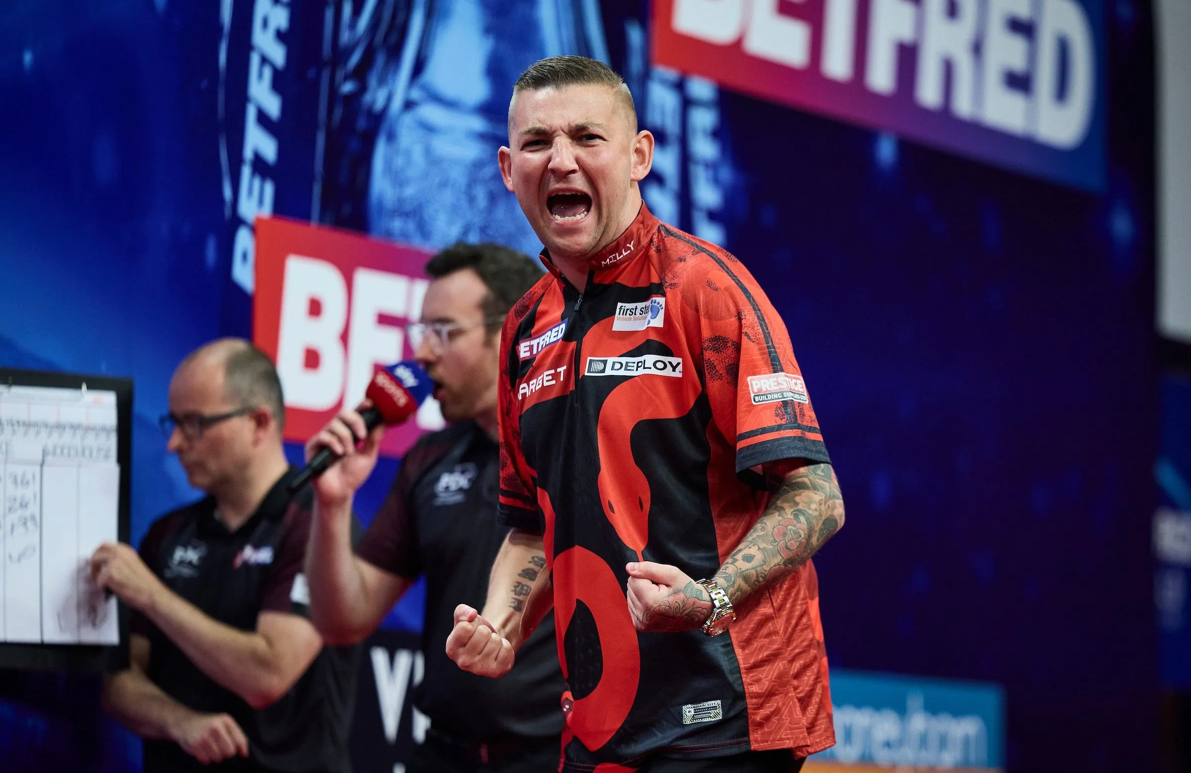 Titelverteidiger Nathan Aspinall zeigt Nervenstärke und besiegt Luke Woodhouse in der ersten Runde des World Matchplay