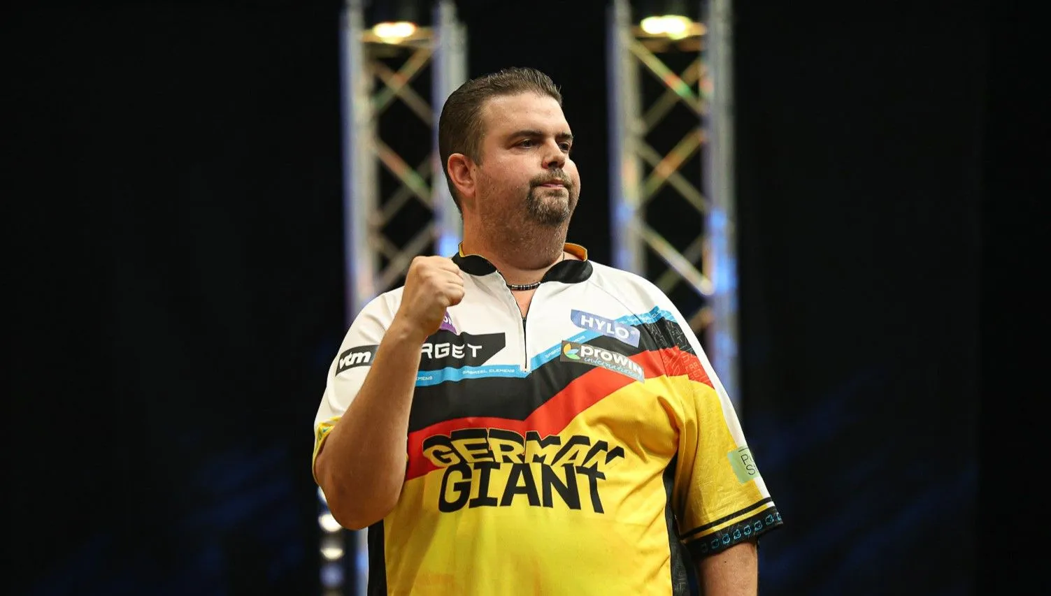 Gabriel Clemens erteilt Dirk van Duivenbode bei der Hungarian Darts Triophy 2024 Lehrstunde
