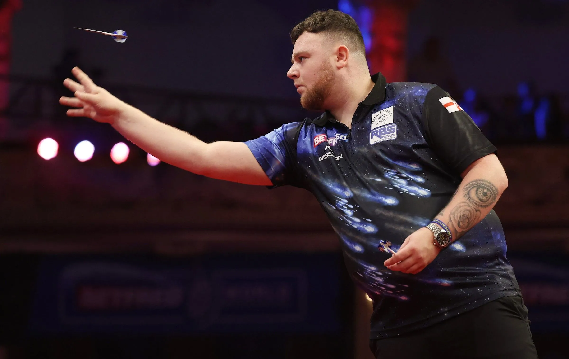 Josh Rock erteilt Jitse van der Wal Lektion, während Ryan Joyce und Gian van Veen ebenfalls weiterkommen