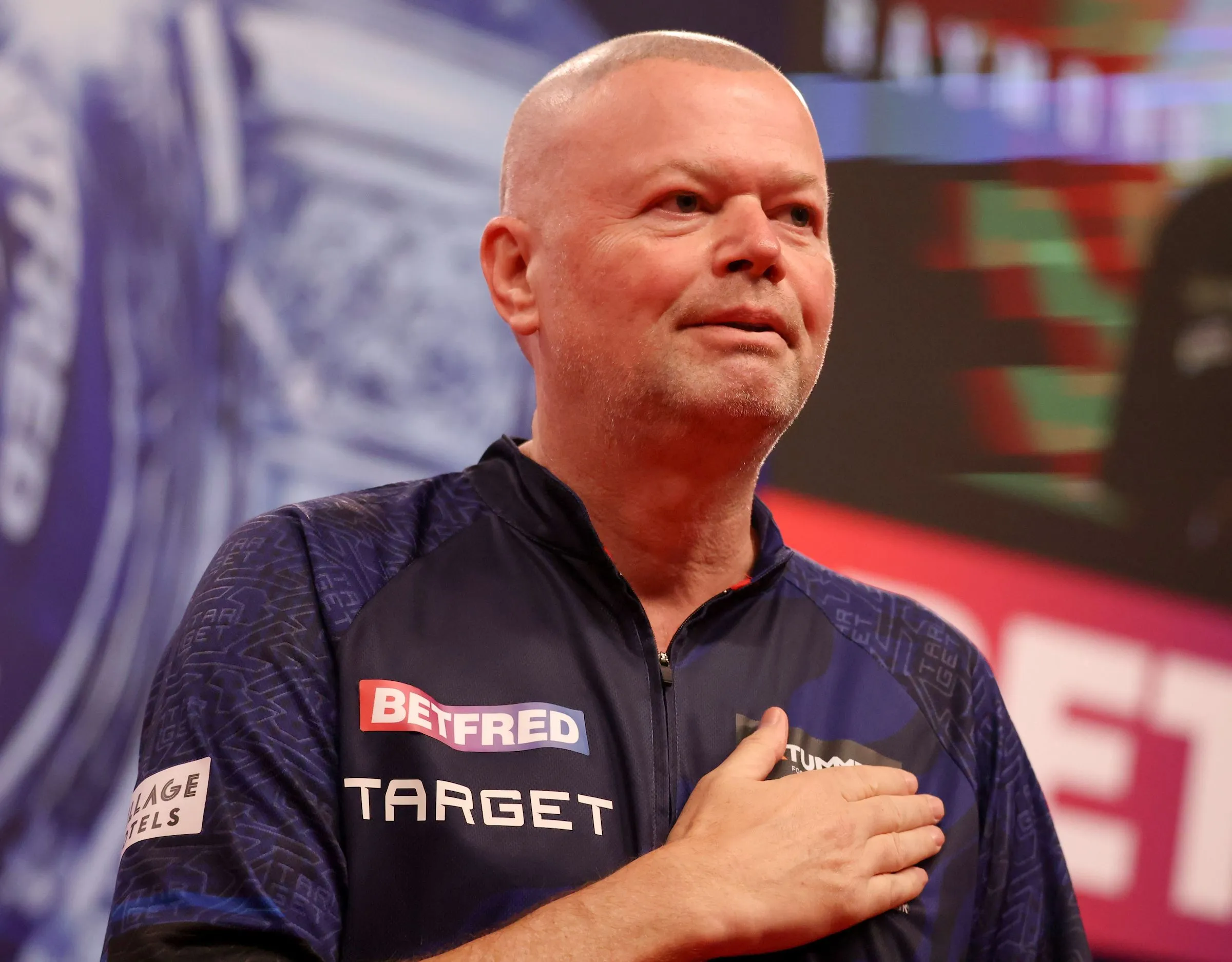 Raymond van Barneveld hat keine Probleme mit Johan Engström und erreicht das Achtelfinale der World Series of Darts Finals 2024 - Dobey schlägt Van den Bergh