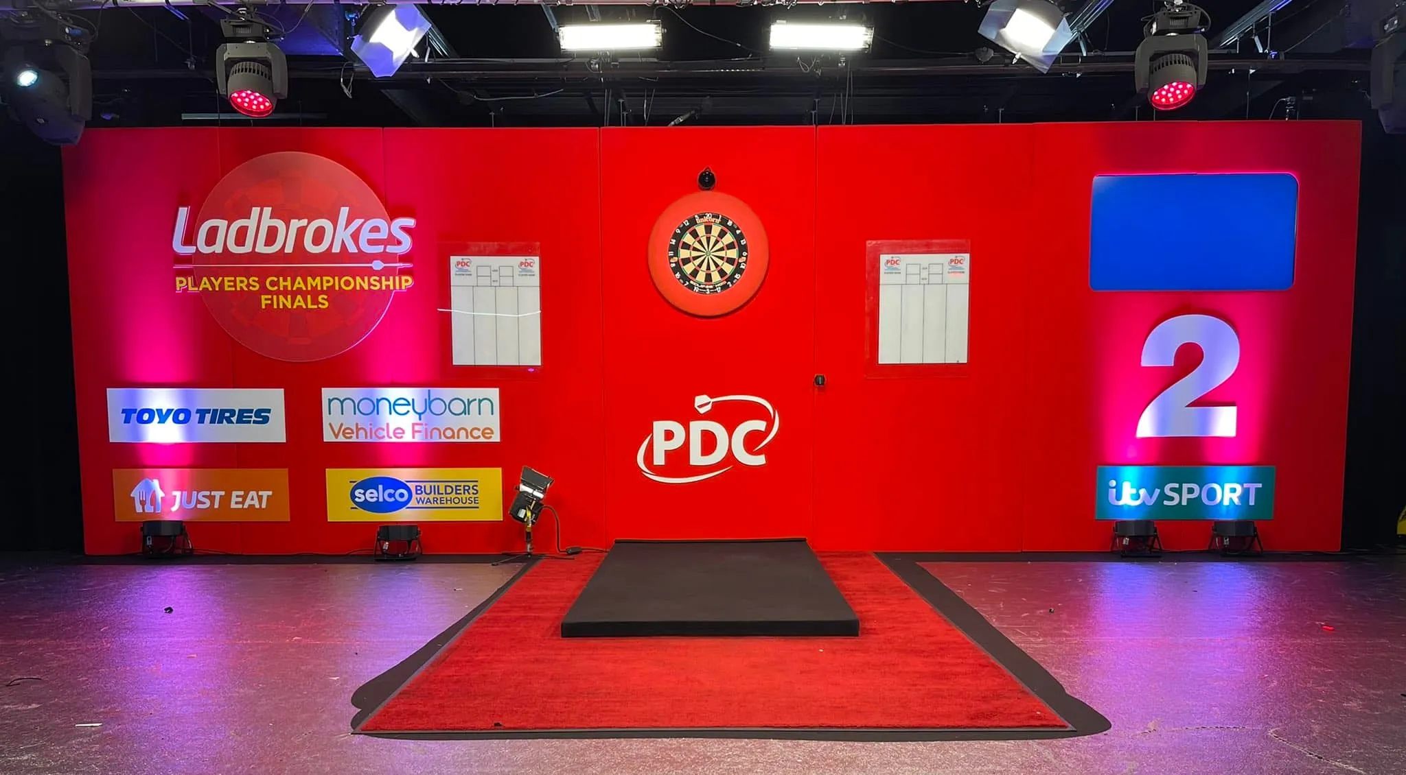 Hier erfahren Sie, wie Sie während der Players Championship Finals 2024 die Spiele der Nebenbühne verfolgen können