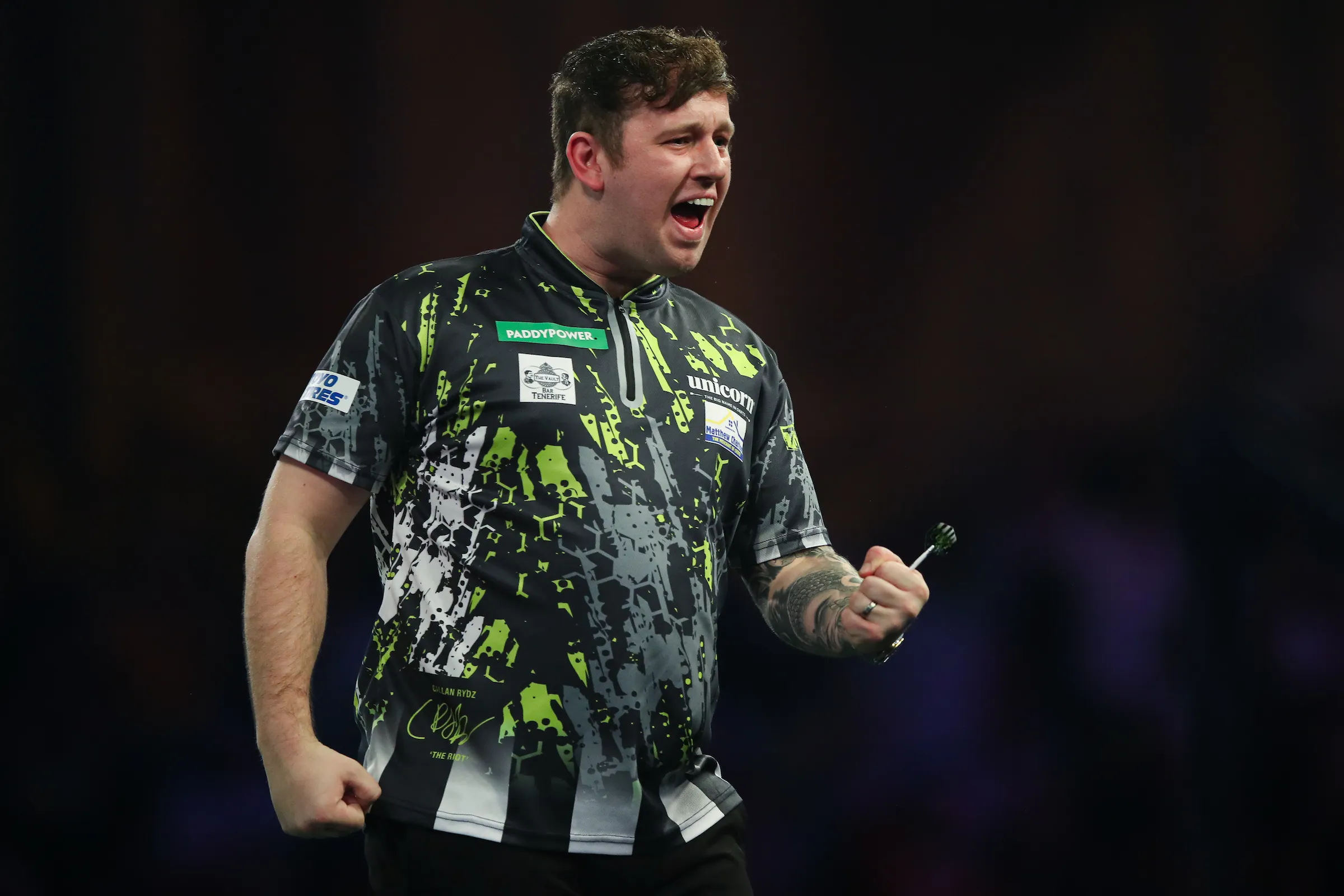 Callan Rydz erzielt 107er Average und macht bei der Darts WM 2025 kurzen Prozess mit Romeo Grbavac