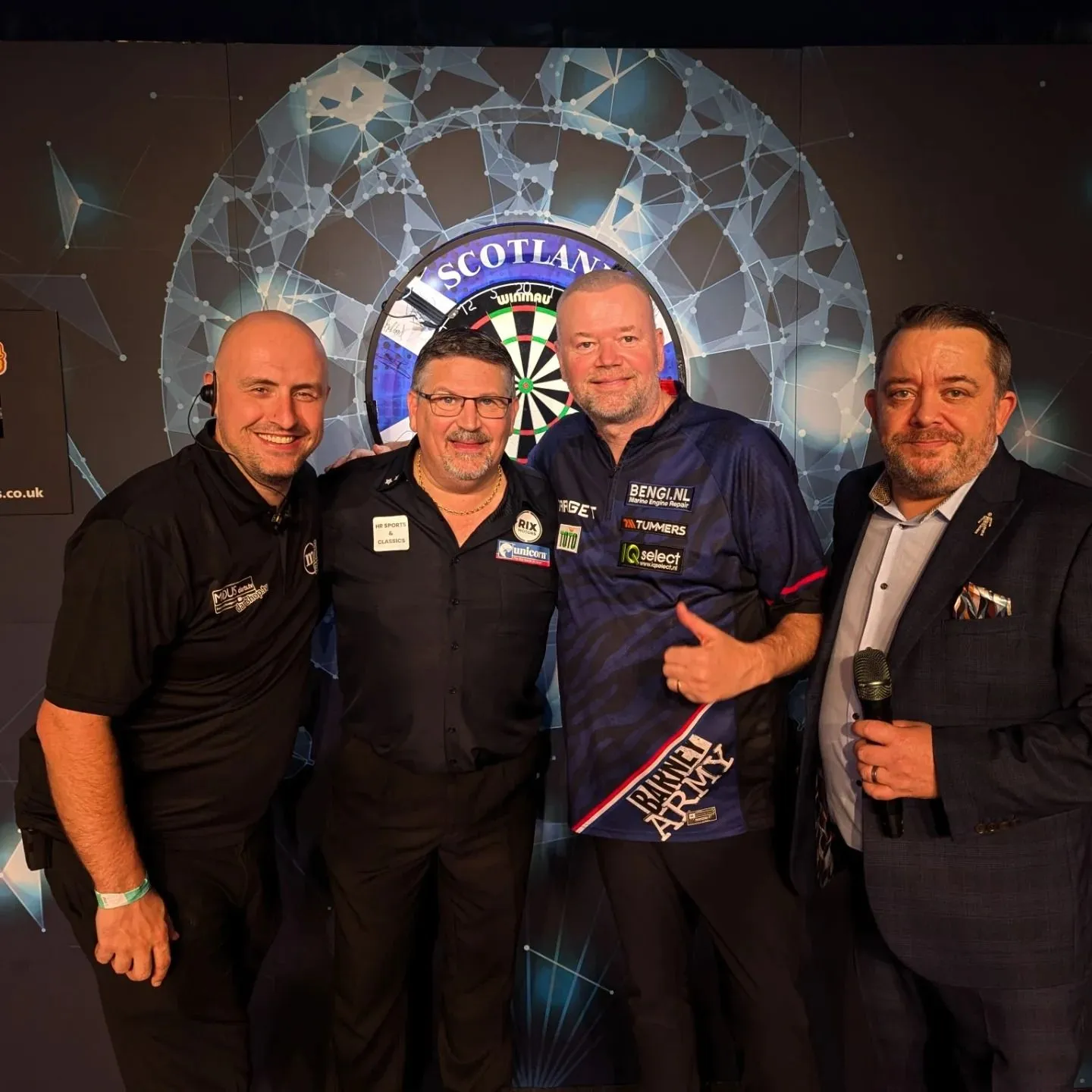 Gary Anderson besiegt Raymond van Barneveld bei Exhibition Match in Edinburgh