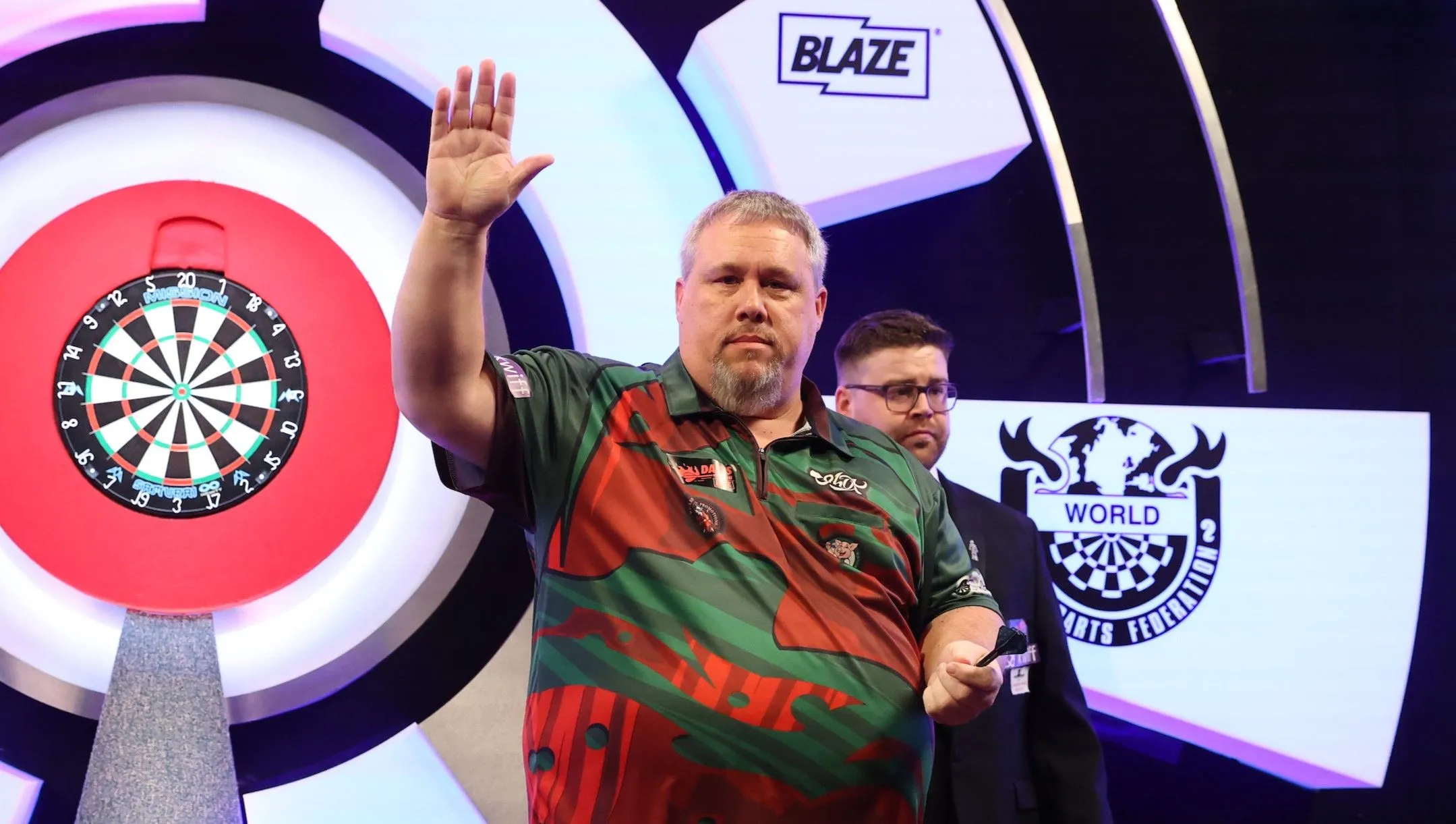 Jason Brandon setzt seine Underdog-Geschichte fort und besiegt Neil Duff in einem Lakeside-Klassiker; auch Hedman im Halbfinale