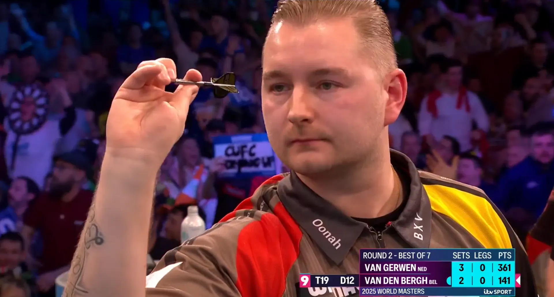 Video: Dimitri van den Bergh wirft 9-Darter im Spiel gegen Michael van Gerwen