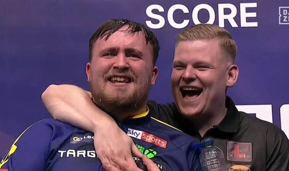 VIDEO: Mike de Decker gibt Luke Littler nach dem Finale der Belgian Darts Open eine kalte Dusche