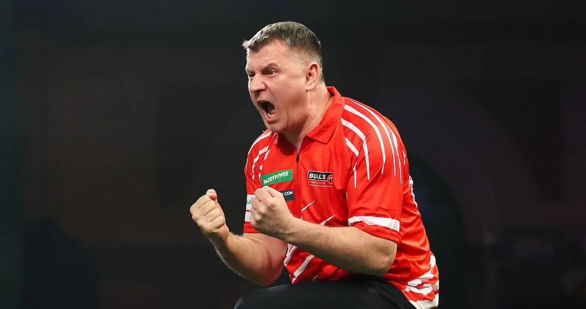 Der Pole Krzysztof Ratajski steht bei der Darts-WM 2026 nach einem unglaublichen Comeback im Achtelfinale