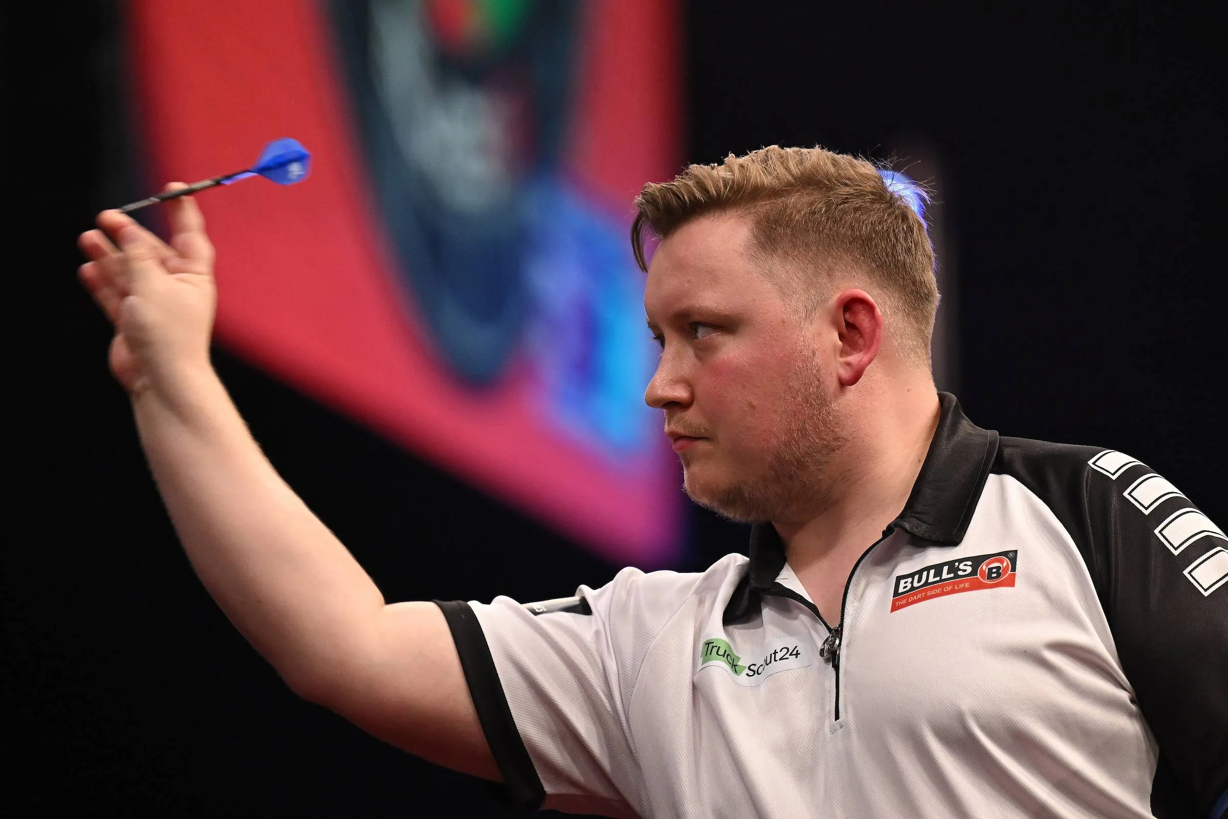Martin Schindler wirft seinen Dart auf das Board.