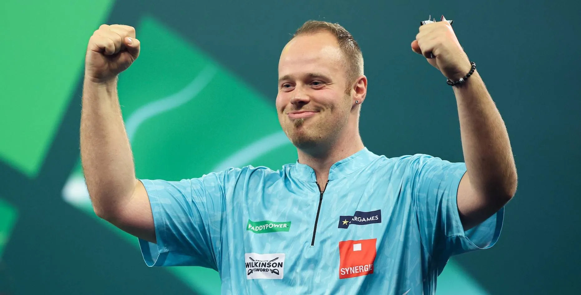 Max Hopp strahlt auf der Bühne des Alexandra Palace