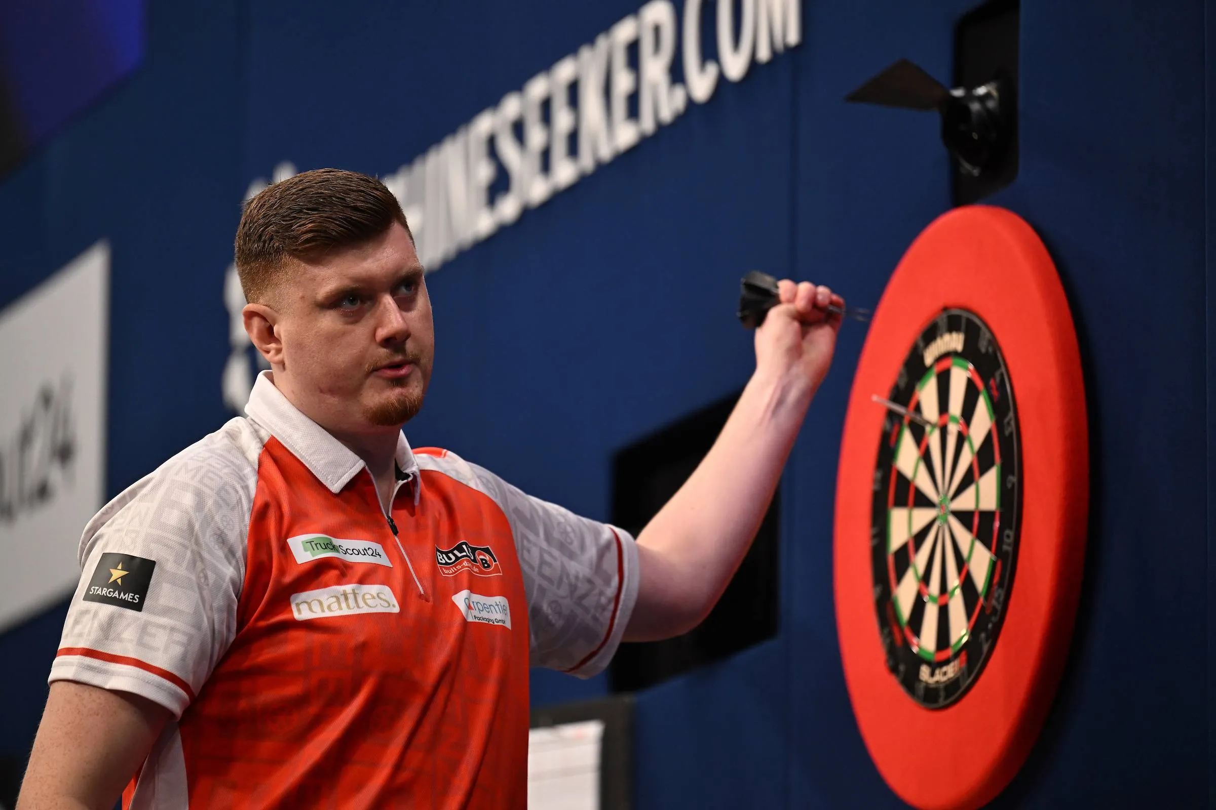 Niko Springer zieht seine Darts aus dem Board