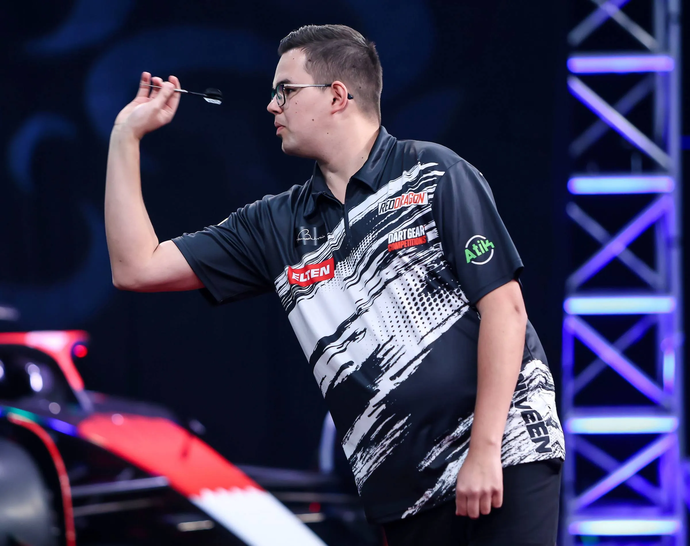 Gian van Veen wirft seinen Dart auf das Board