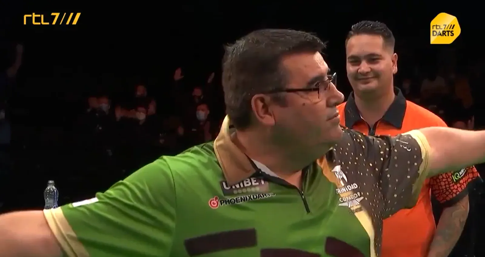 VIDEO: De Sousa gooit negendarter tegen De Zwaan op EK Darts