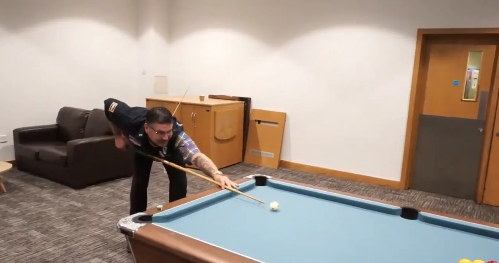 VIDEO: Anderson toont geweldig pooltalent en helpt mee aan bijdrage voor goed doel