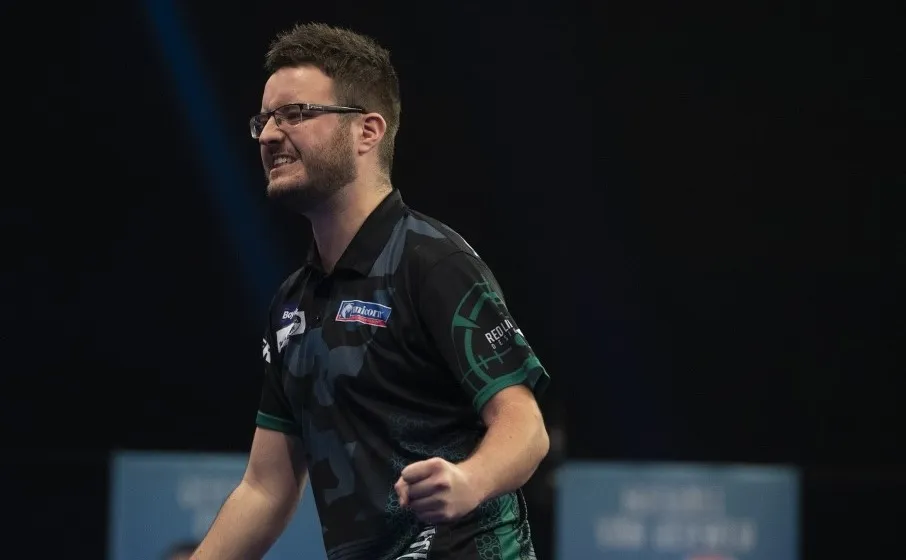 Ashton delft na beslissende set onderspit tegen Hunt op WK Darts