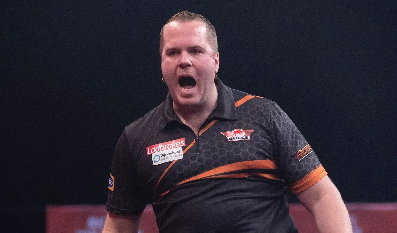 Van Duijvenbode met heerlijke comeback naar tweede ronde op WK Darts